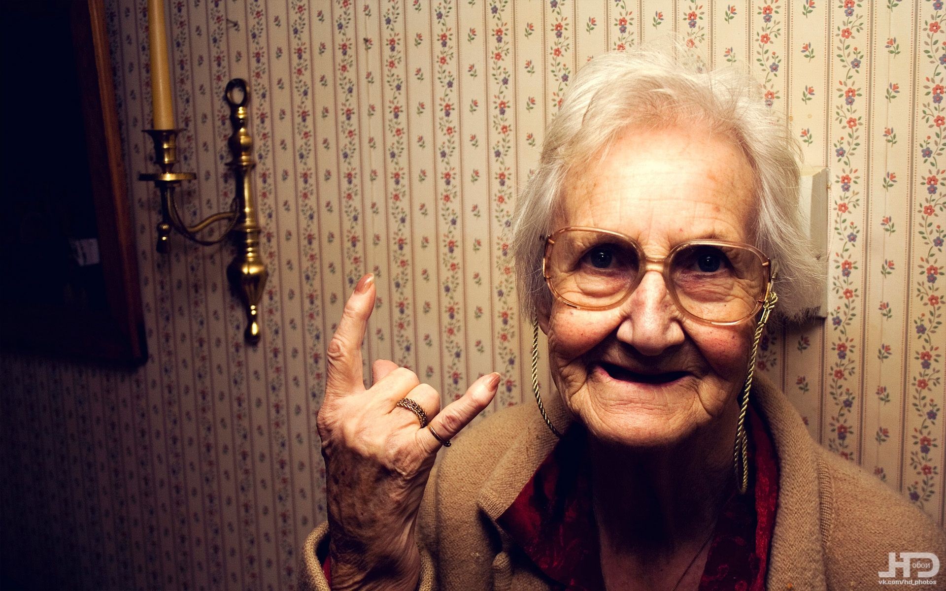 Old People Glasses Wall Laughter Metal Horns Looking At Viewer 1920x1200