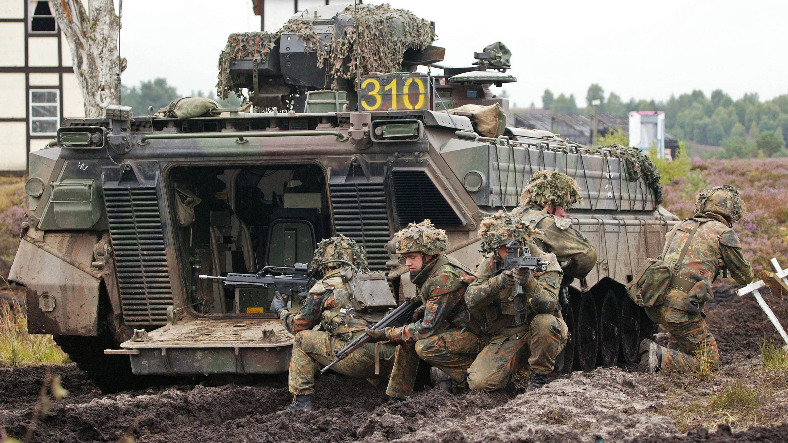 Military Soldier Bundeswehr Infantry Fighting Vehicle Mud 2560x1440