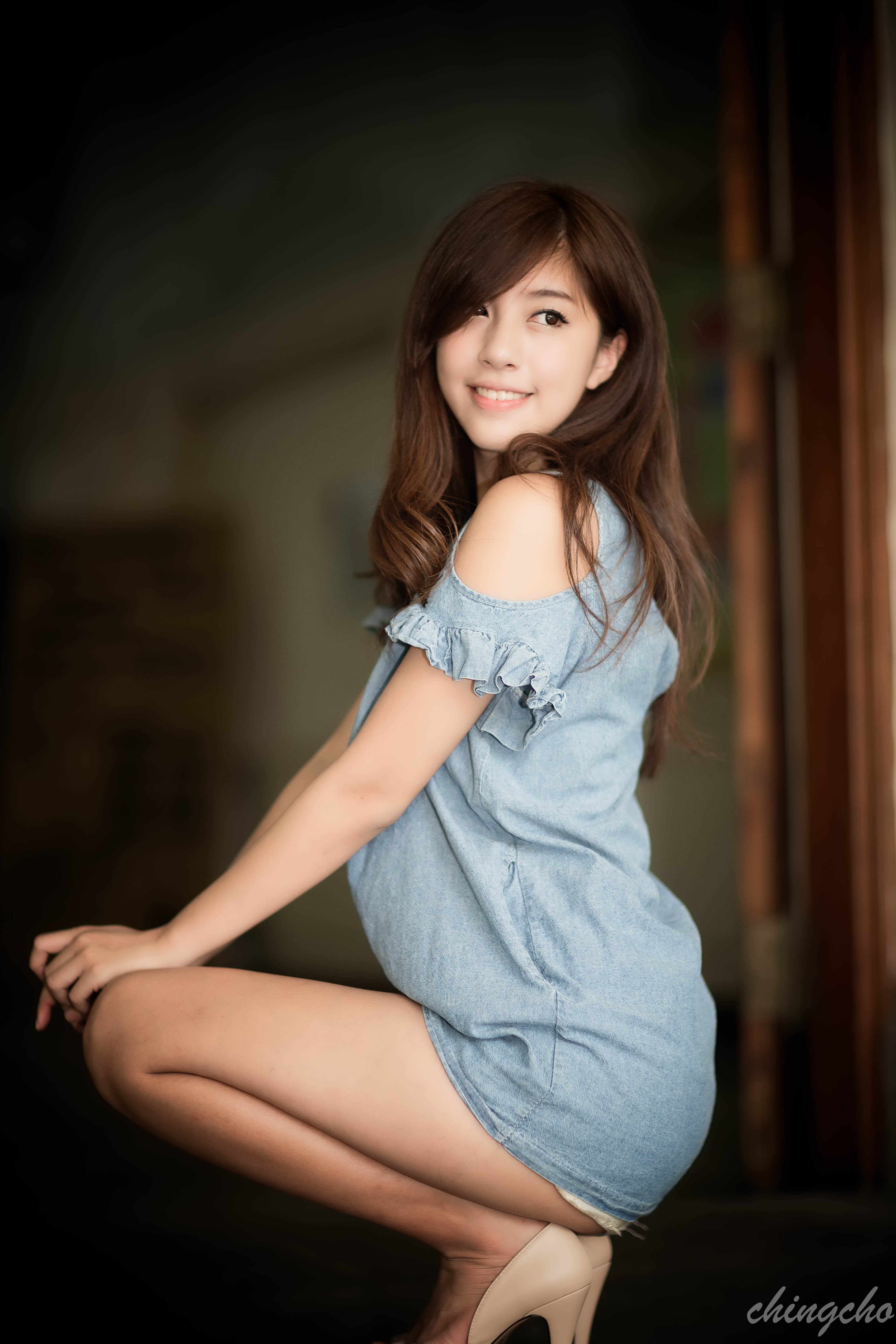 Chingcho Taiwan Taiwanese Asian Women Squatting Blue Tops Side View Brunette Hair In Face Smiling 3840x5760