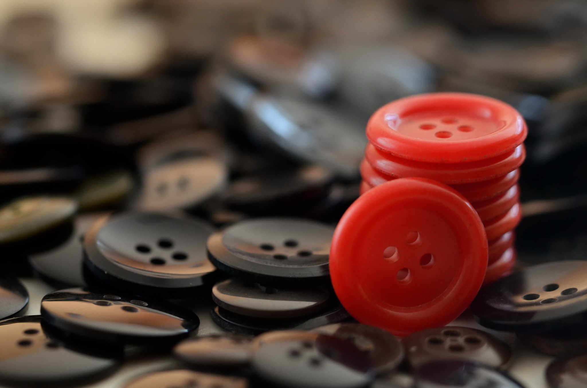 Buttons Macro Black Red 2048x1356