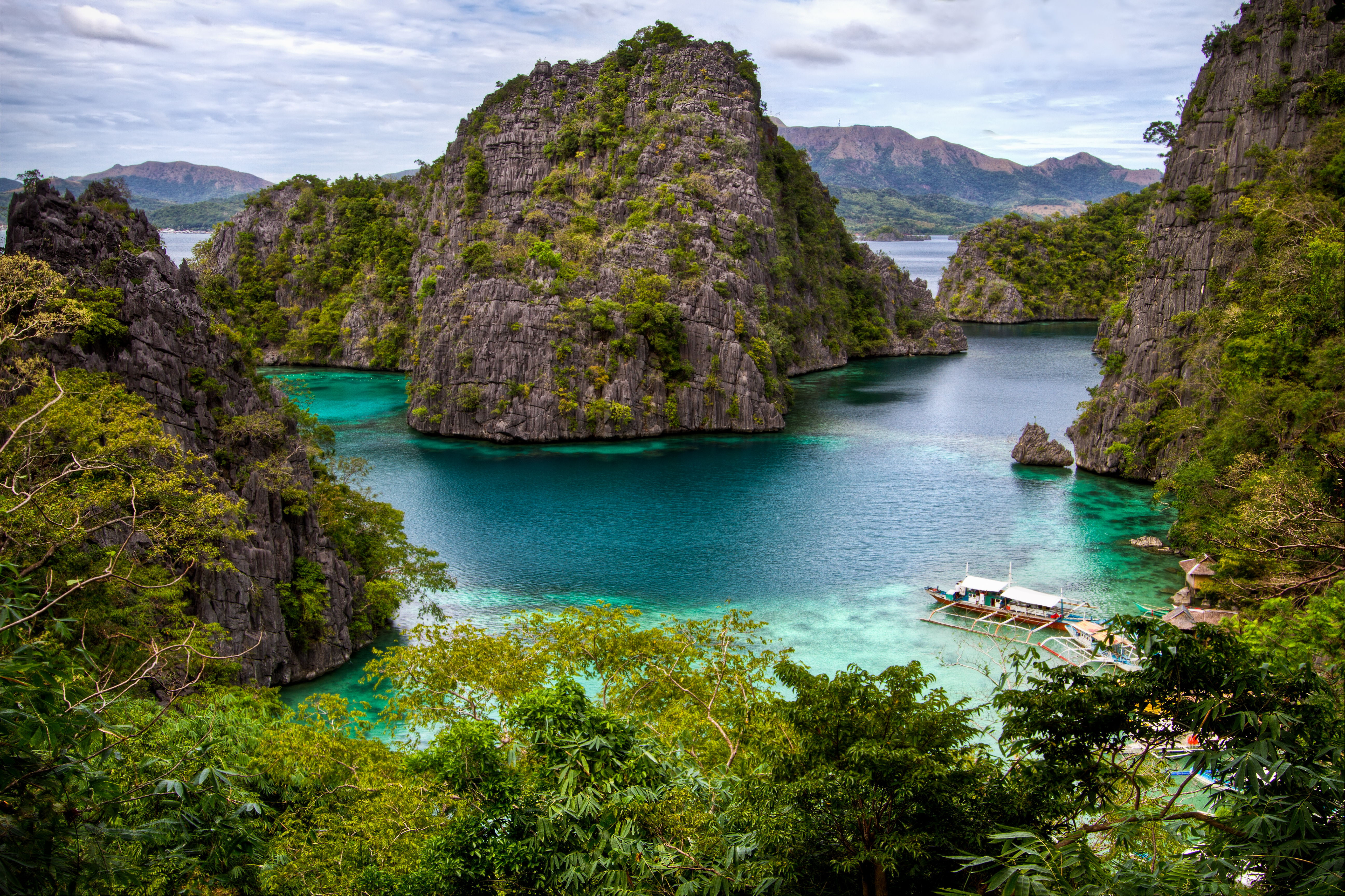 Гвинея малайзия. Остров Палаван Филиппины. Остров корон Филиппины. Филиппины природа горы. Озеро бай Филиппины.