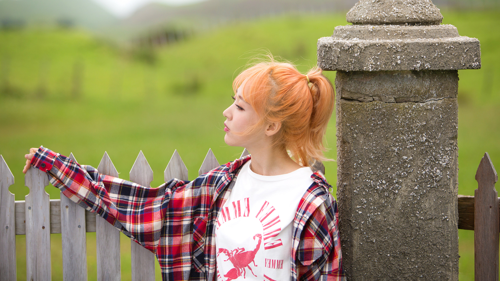 K Pop Mamamoo Dyed Hair Korean Women Women Outdoors Plaid Skirt Looking Into The Distance Singer 1920x1080