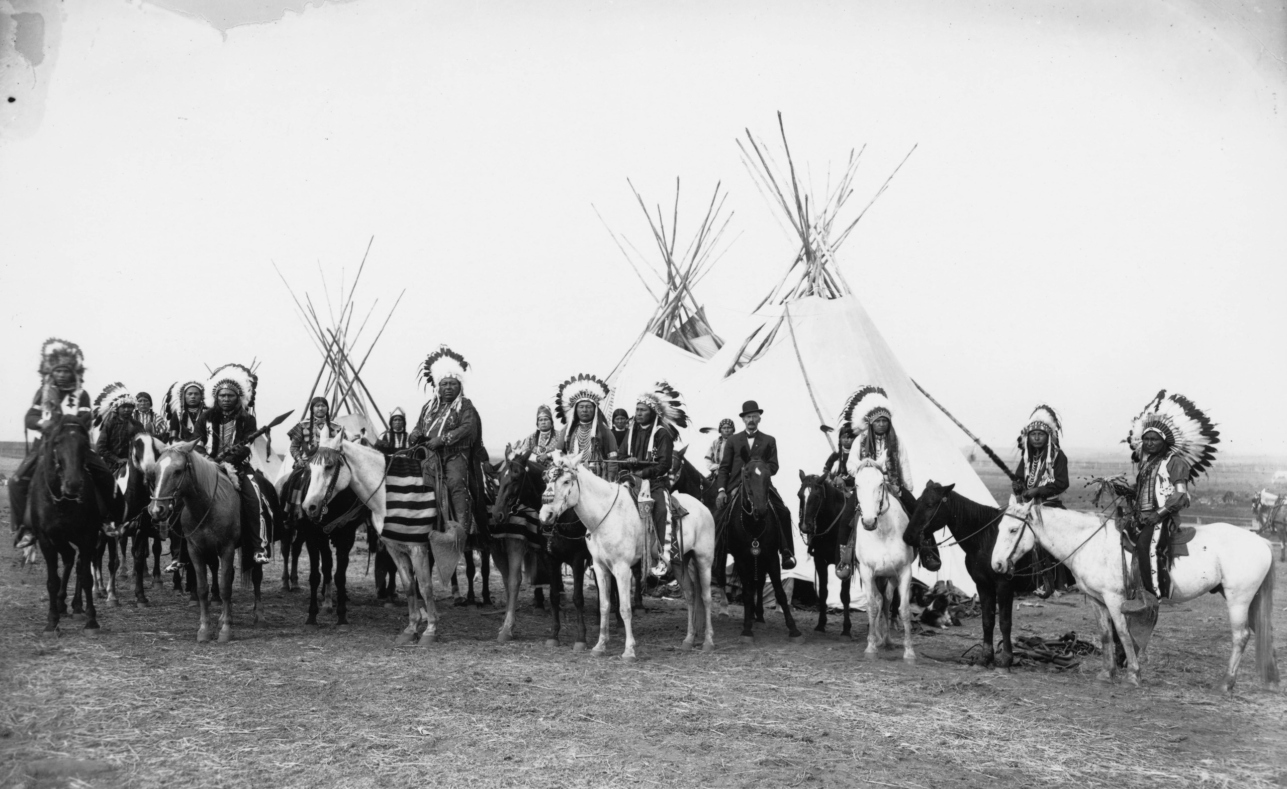 Historic Native Americans Monochrome 2560x1571