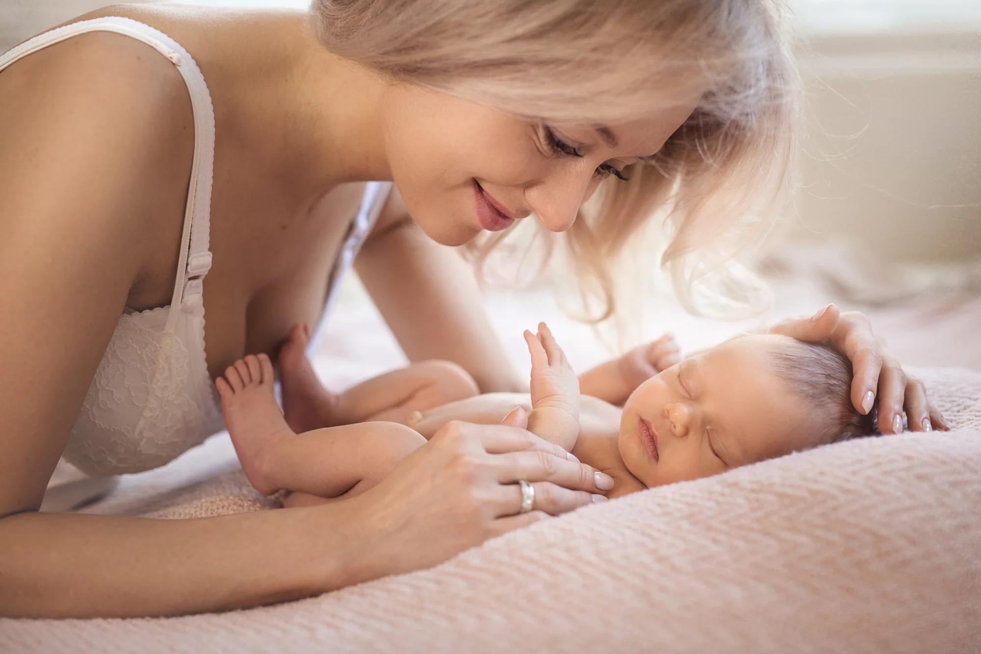 Baby Women Mother Smiling Blonde 2000x1333