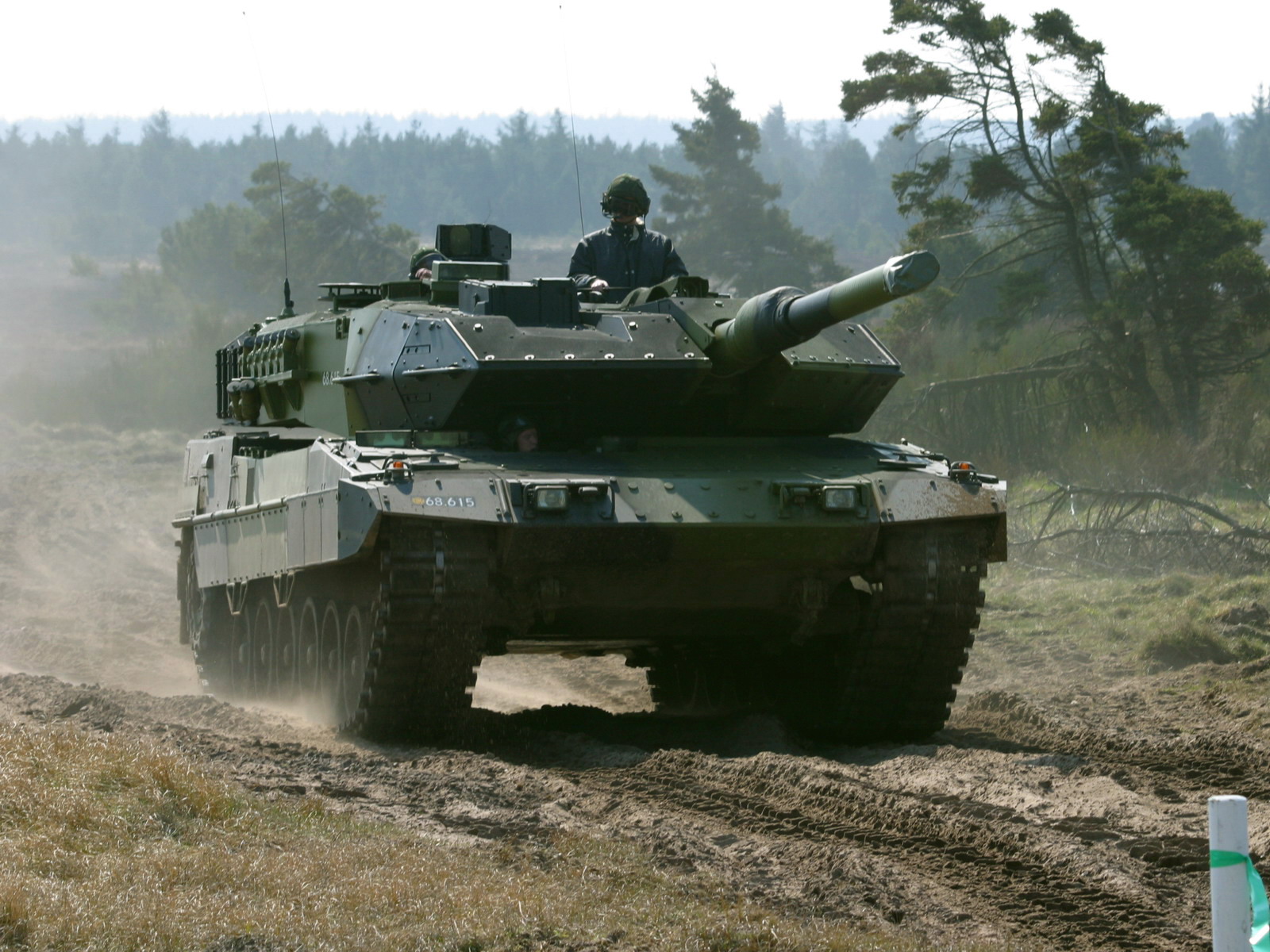 Military Leopard 2 1600x1200