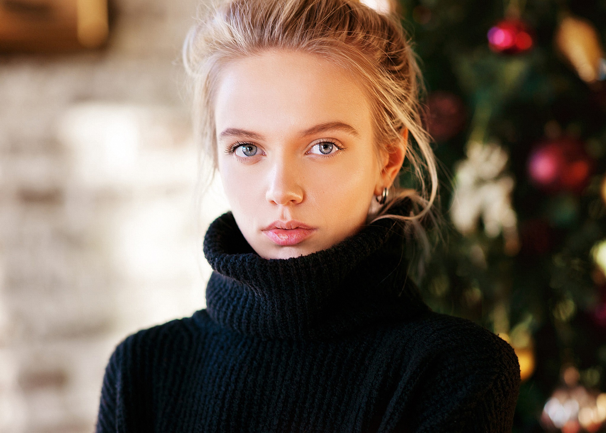 Women Model Blonde Looking At Viewer Gray Eyes Earring Sweater Black Sweater Christmas Tree Depth Of 2048x1466