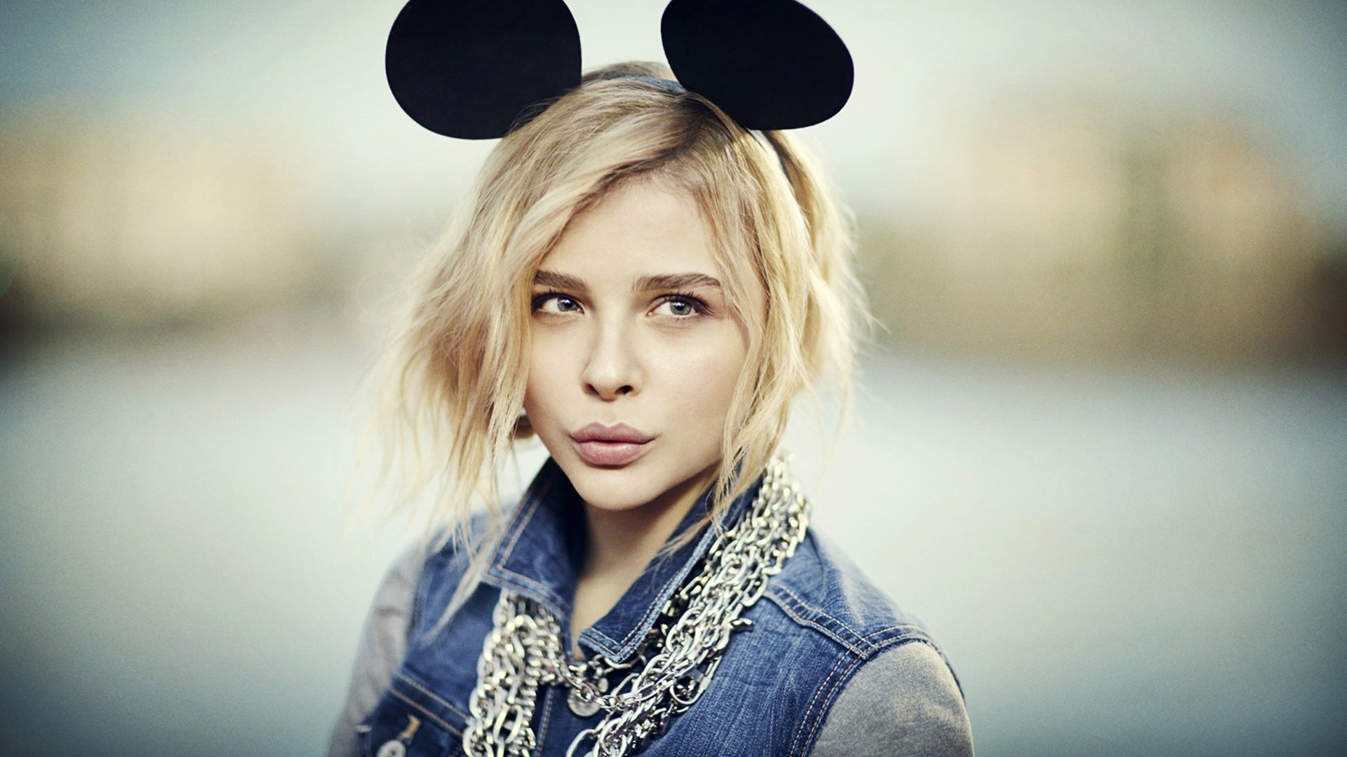 Chloe Grace Moretz Blonde Women Actress Celebrity Mouse Ears Looking Away 1920x1080