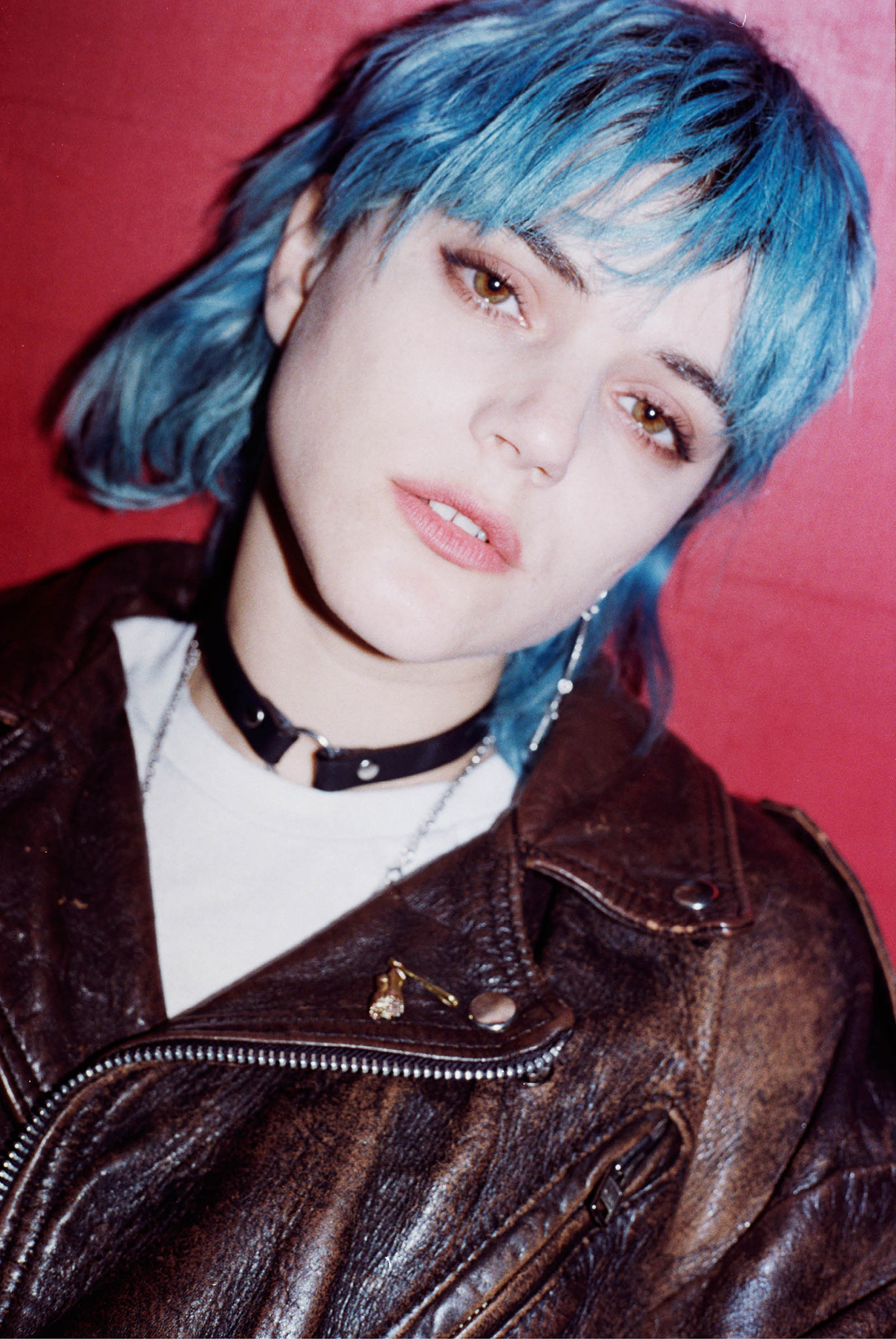 SoKo Singer Neon Hair Women 1370x2048