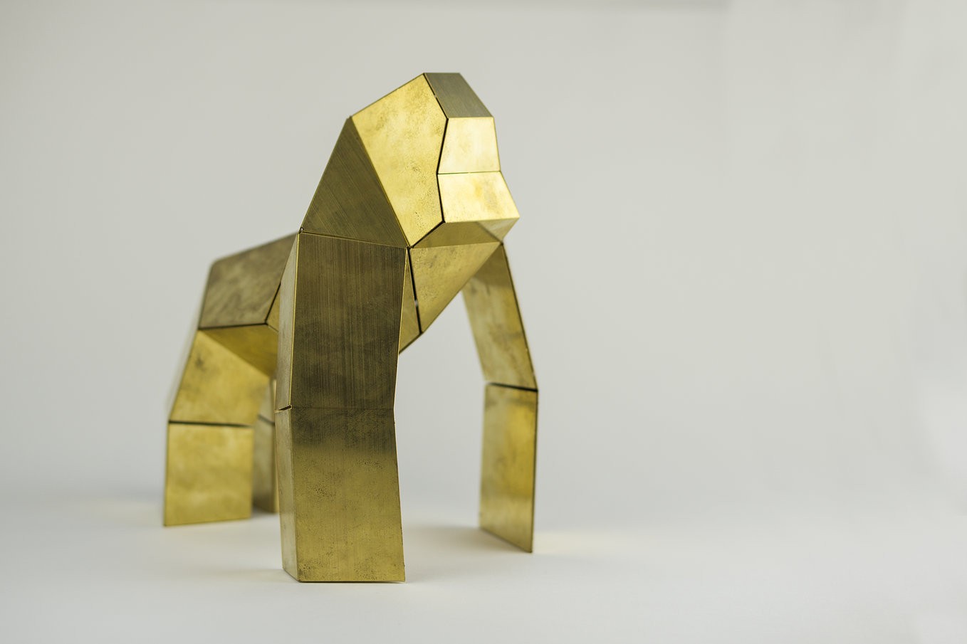 Gorillas Sculpture Imagination Minimalism Gold 1358x905
