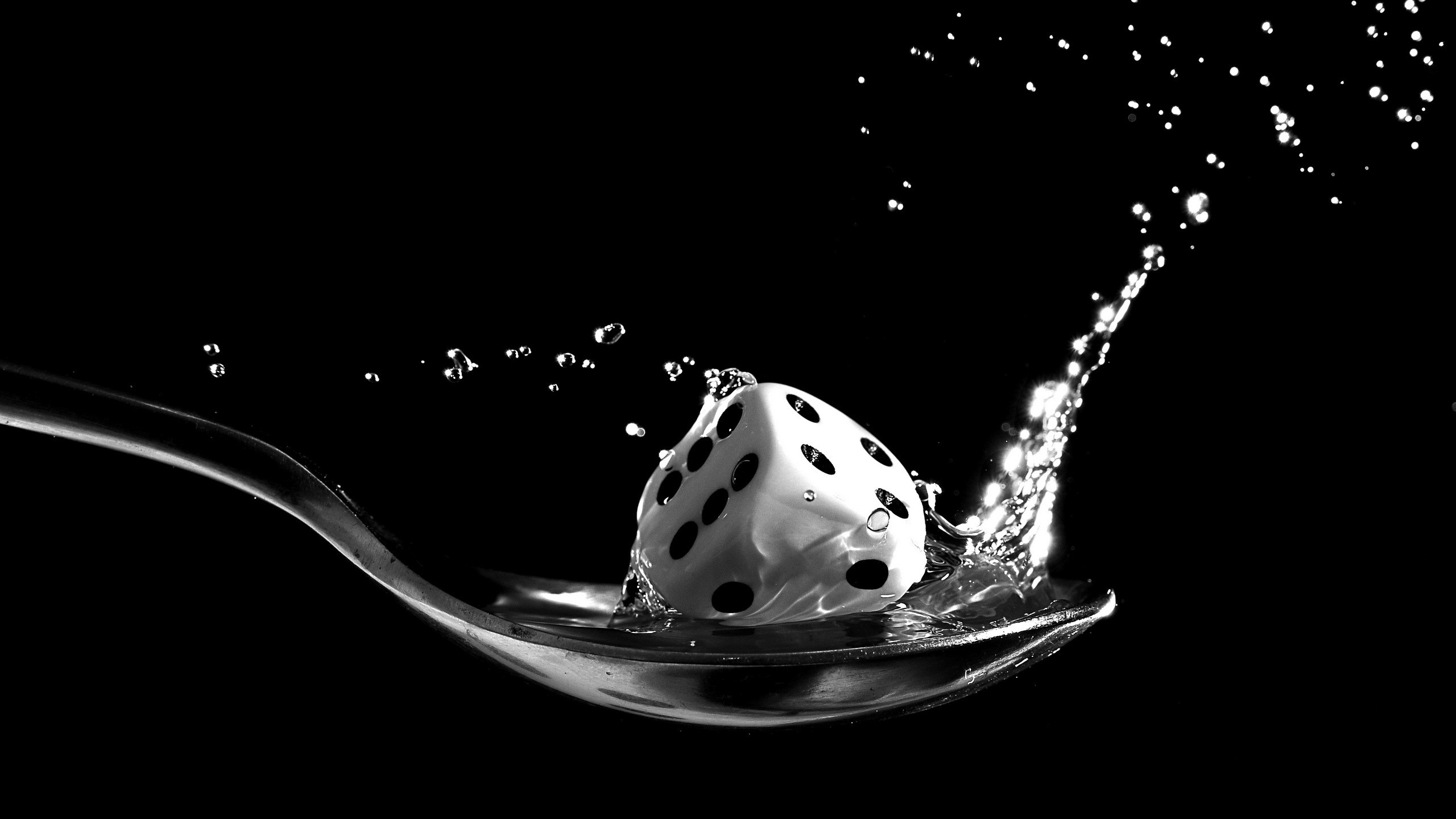 Spoons Dice Cube Dots Splashes Water Water Drops Black Background Closeup Monochrome 2560x1440