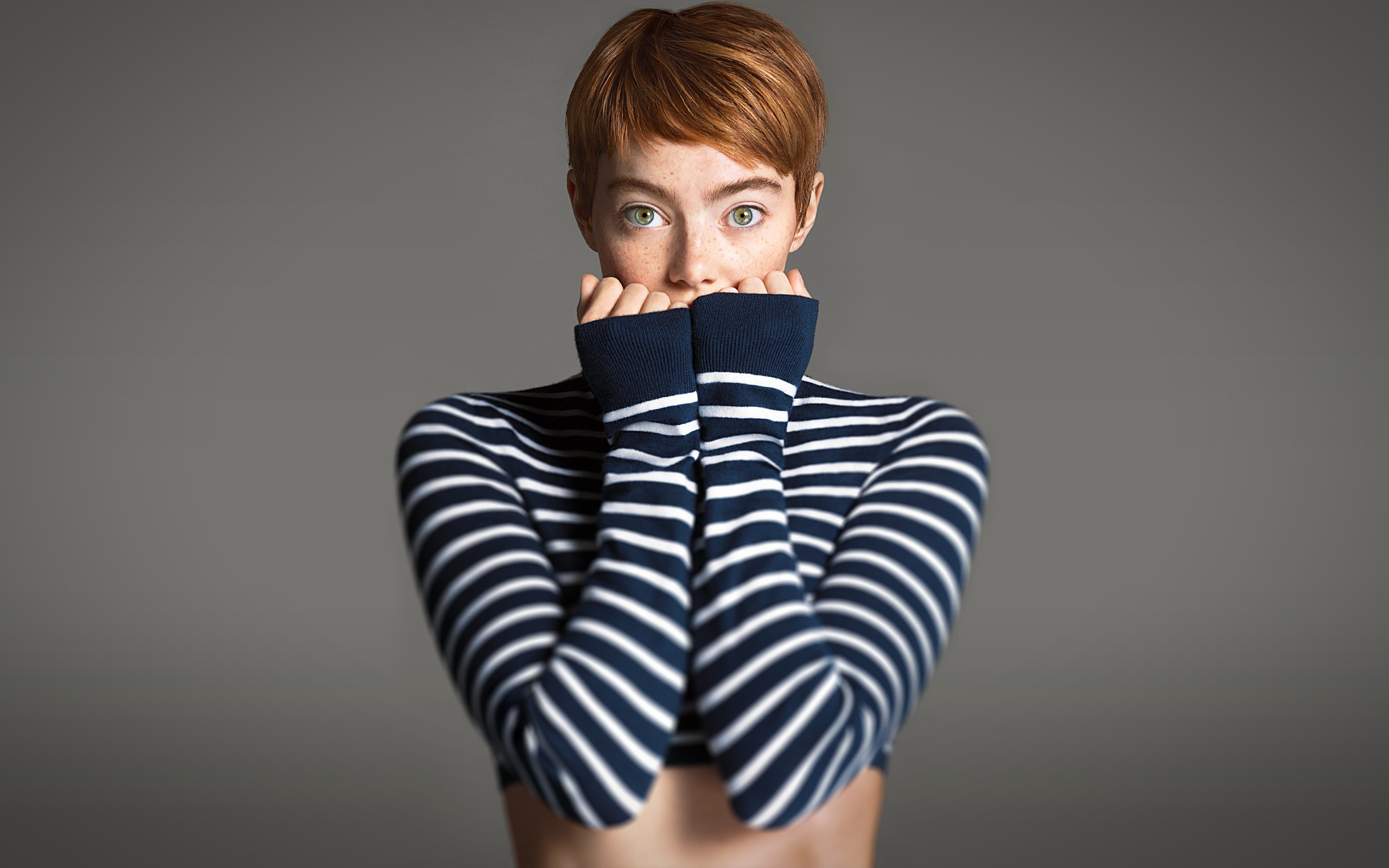 Women Covering Face Emma Stone Actress Short Hair 2560x1600