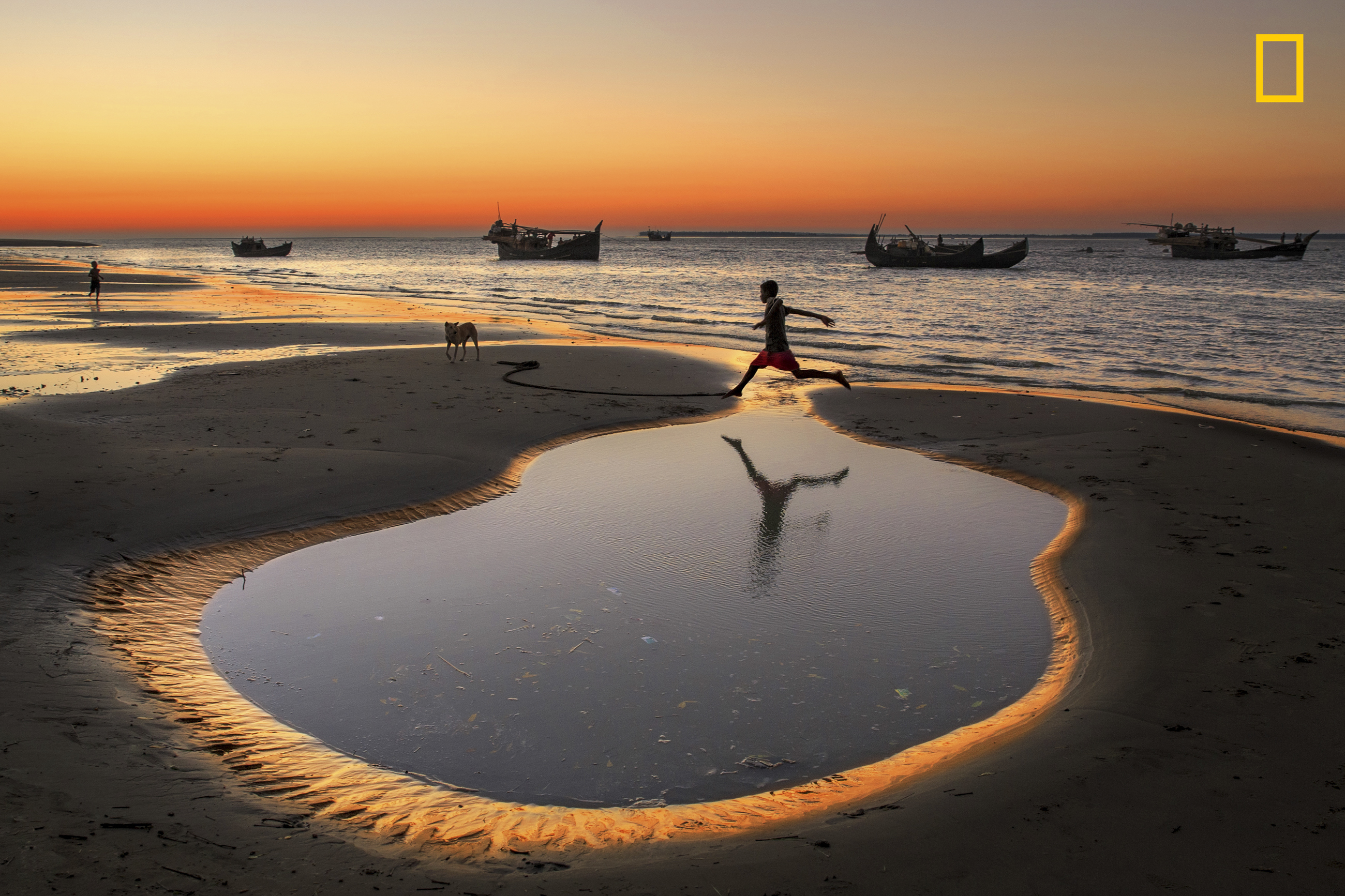 National Geographic Logo Nature Landscape Sea Water Boat Children Jumping Reflection Sand Dog Sunset 2600x1733