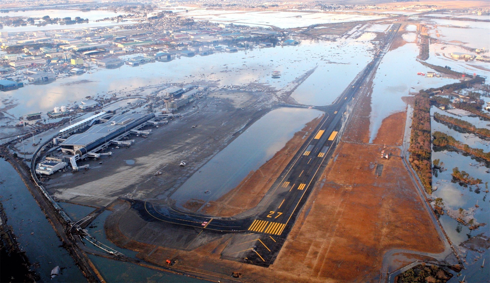 Japan Earthquakes Airport Flood Destruction 2000x1154