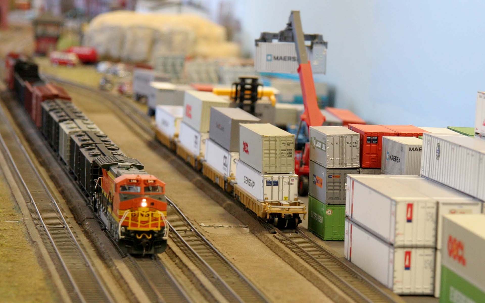 Train Toys Tilt Shift Ports Container 1920x1200