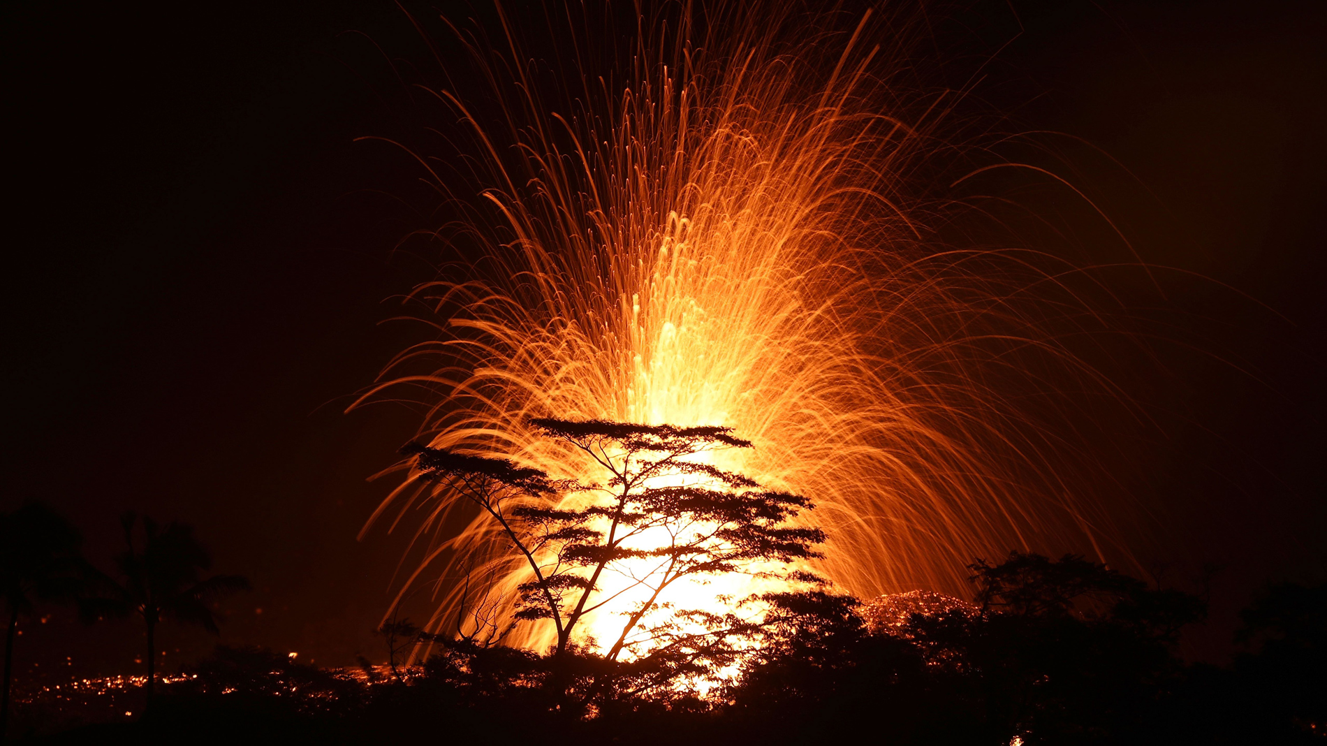 Nature Volcano Hawaii Kilauea Lava Volcanic Eruption Eruption Trees Palm Trees Night Long Exposure S 1900x1068