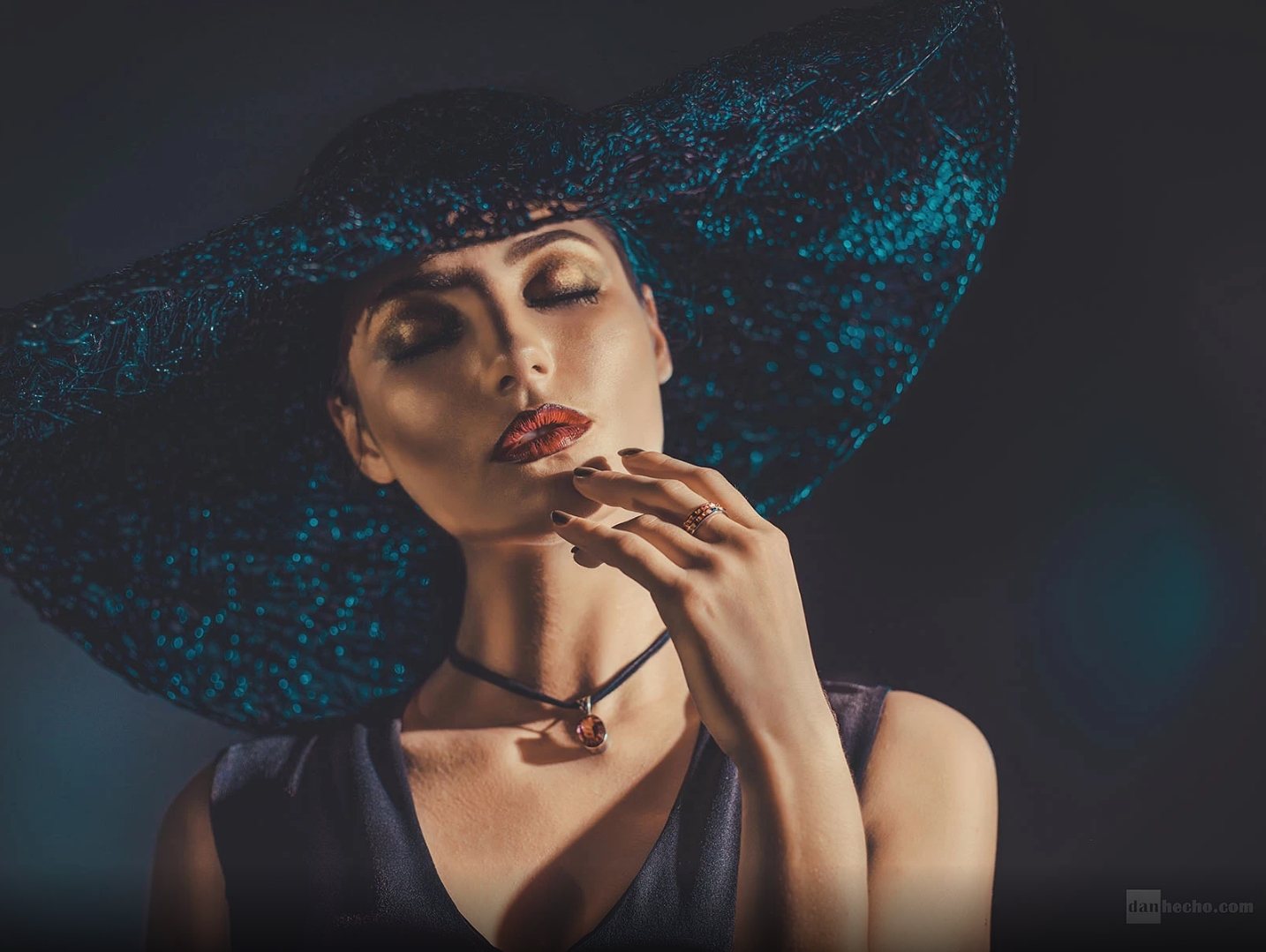 Blue Dark Hat Necklace Makeup Women Model Dan Hecho 500px 1434x1079