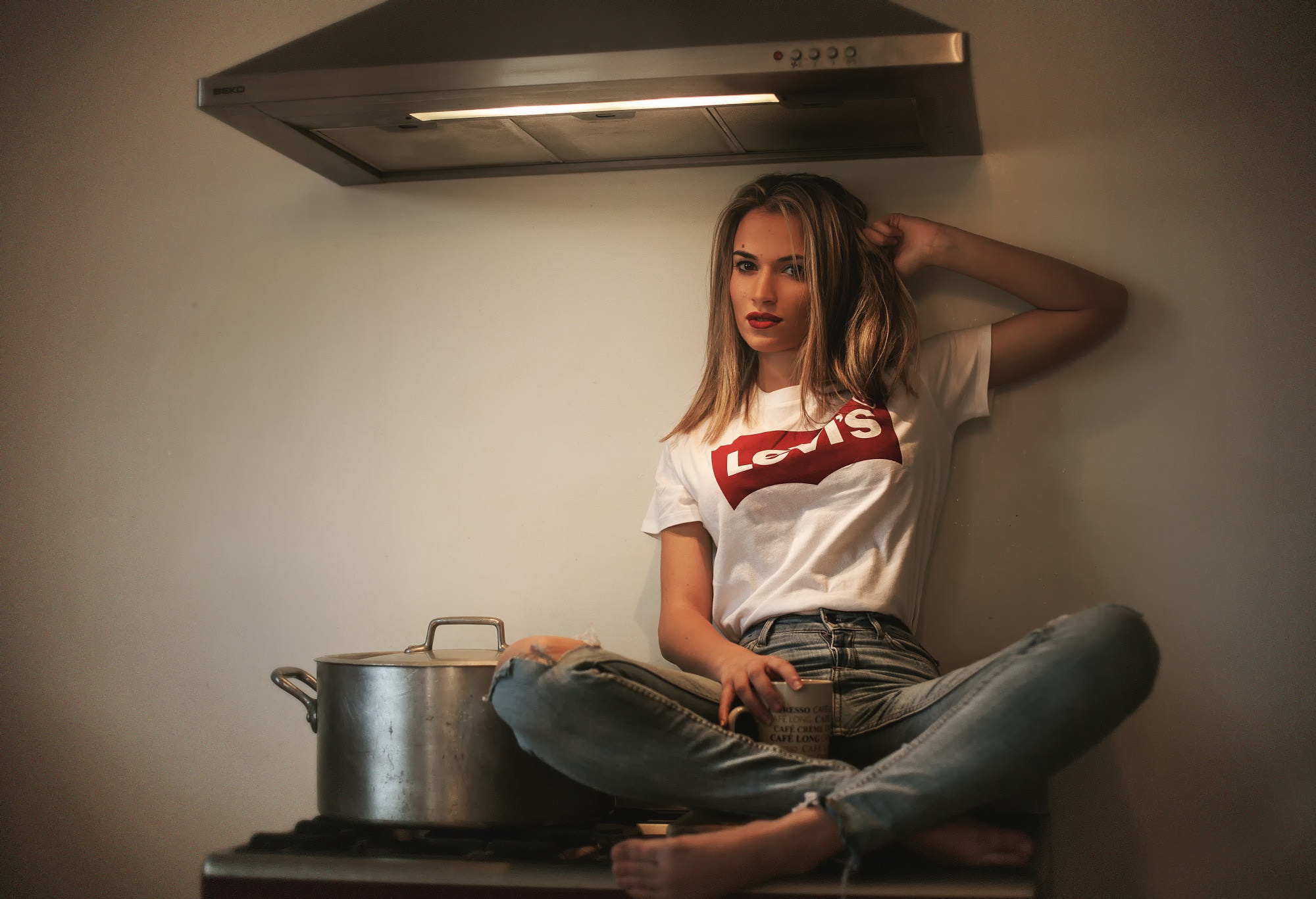 Kitchen Sitting Legs Crossed Women Model Levis Blonde Barefoot Touching Hair 2000x1367