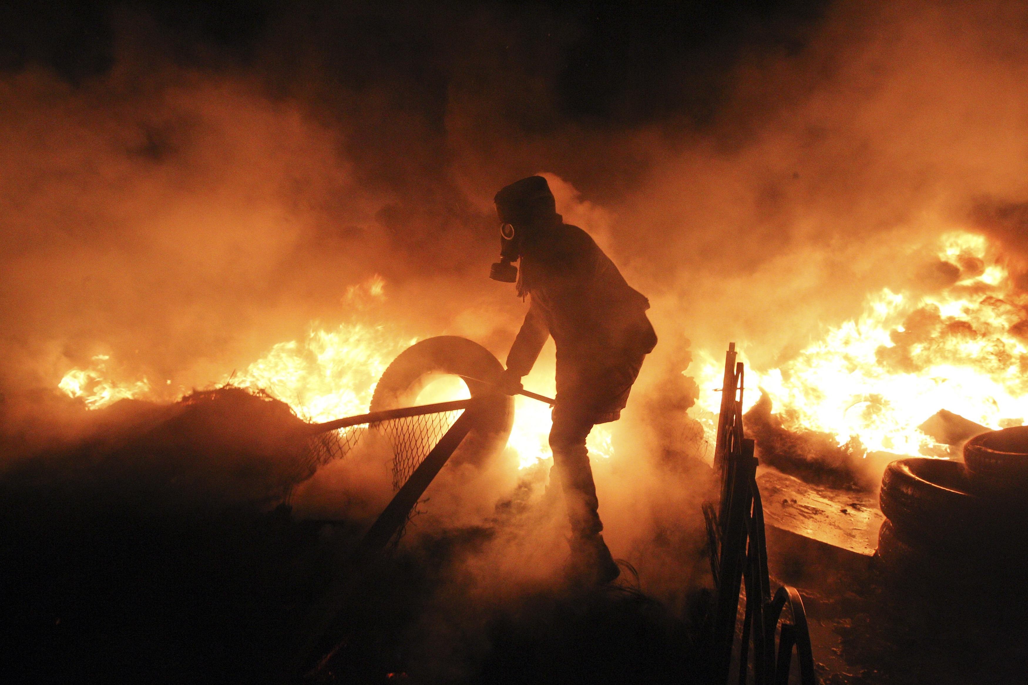 Ukraine Ukrainian Maidan Kyiv Protestors Gas Masks Fire 3500x2334