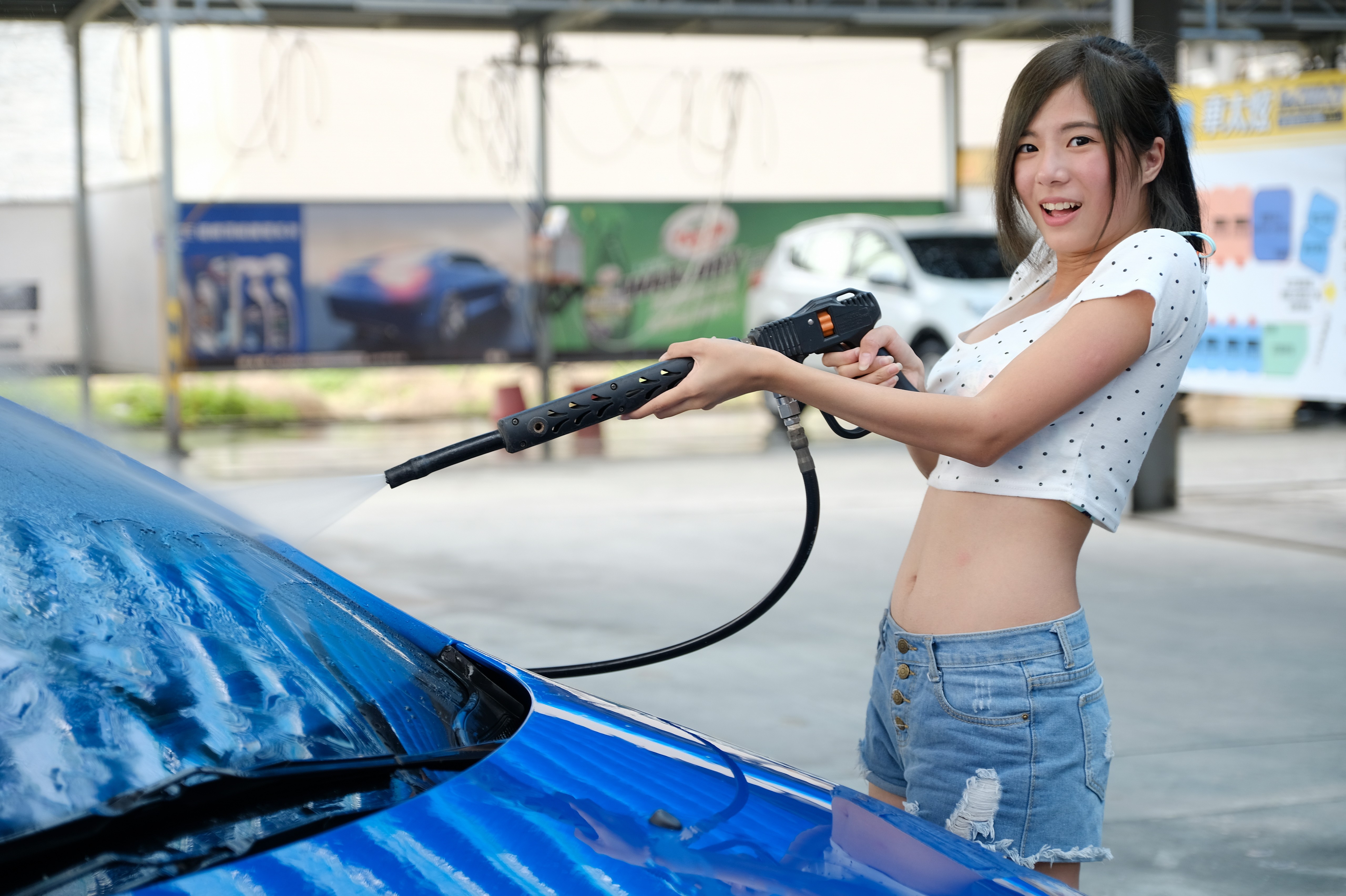 Asian Car Washes Blue Cars Looking At Viewer 5120x3413