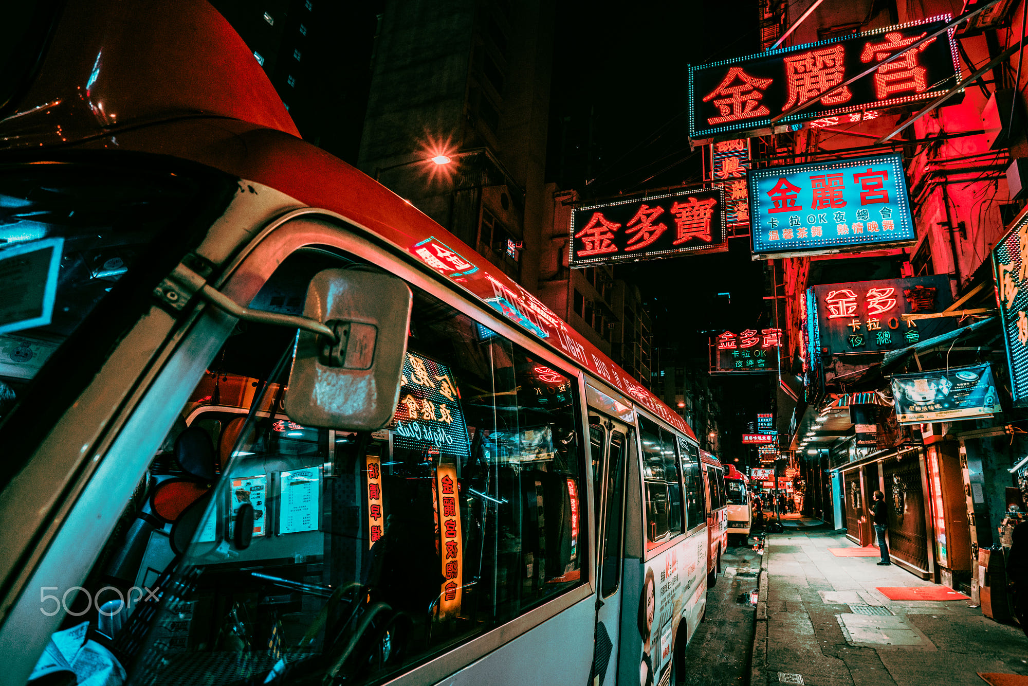 Daria Klepikova City Hong Kong Night Bus Stop Neon Lights Neon Glow Red Dark Buses 2000x1334