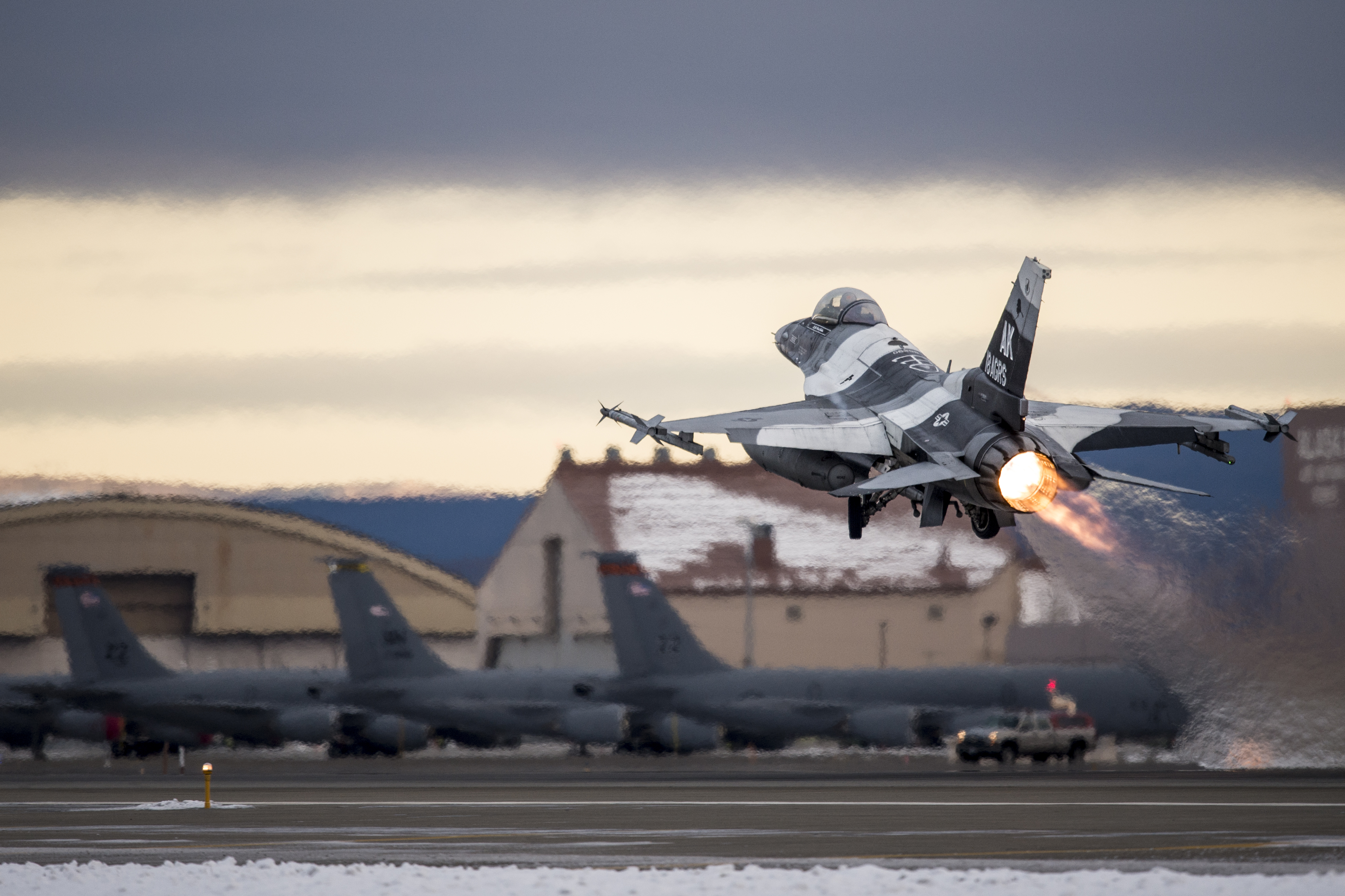 Airplane Military Aircraft US Air Force General Dynamics F 16 Fighting Falcon Boeing KC 135 Stratota 3902x2601