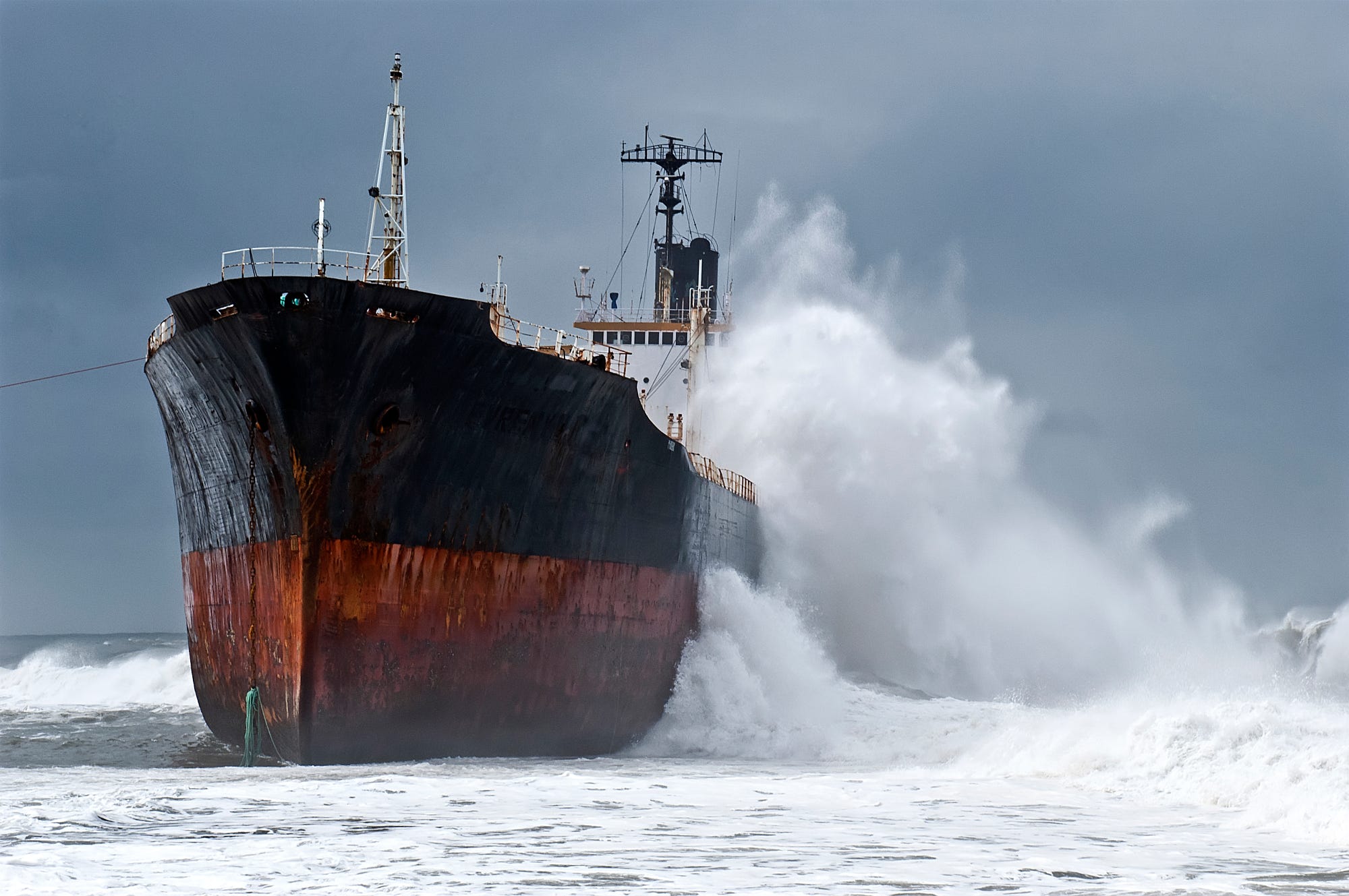 Ship Waves Atlantic Ocean Rain Storm Splashes Sea Blue Red Gray 2000x1329