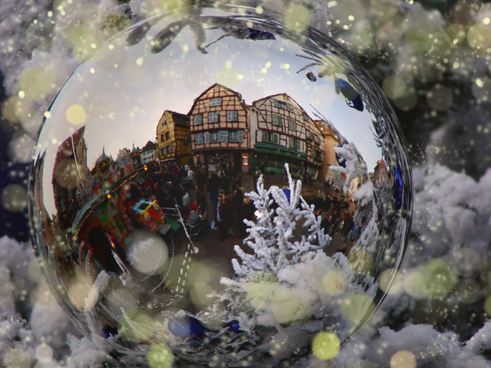 Christmas Snow Globe 1600x1200