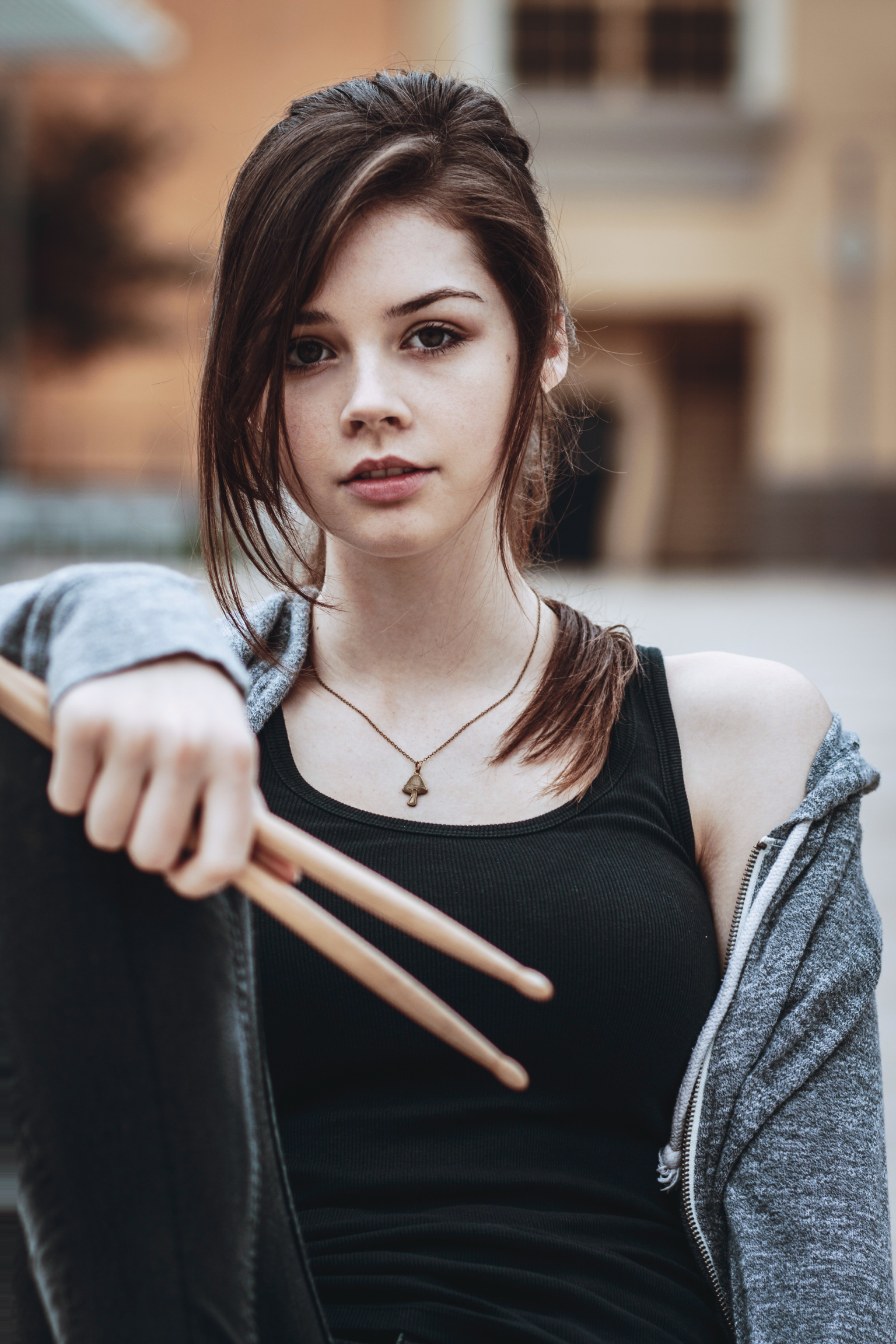 Women Singer Elise Trouw Brunette Drumstick 1536x2304