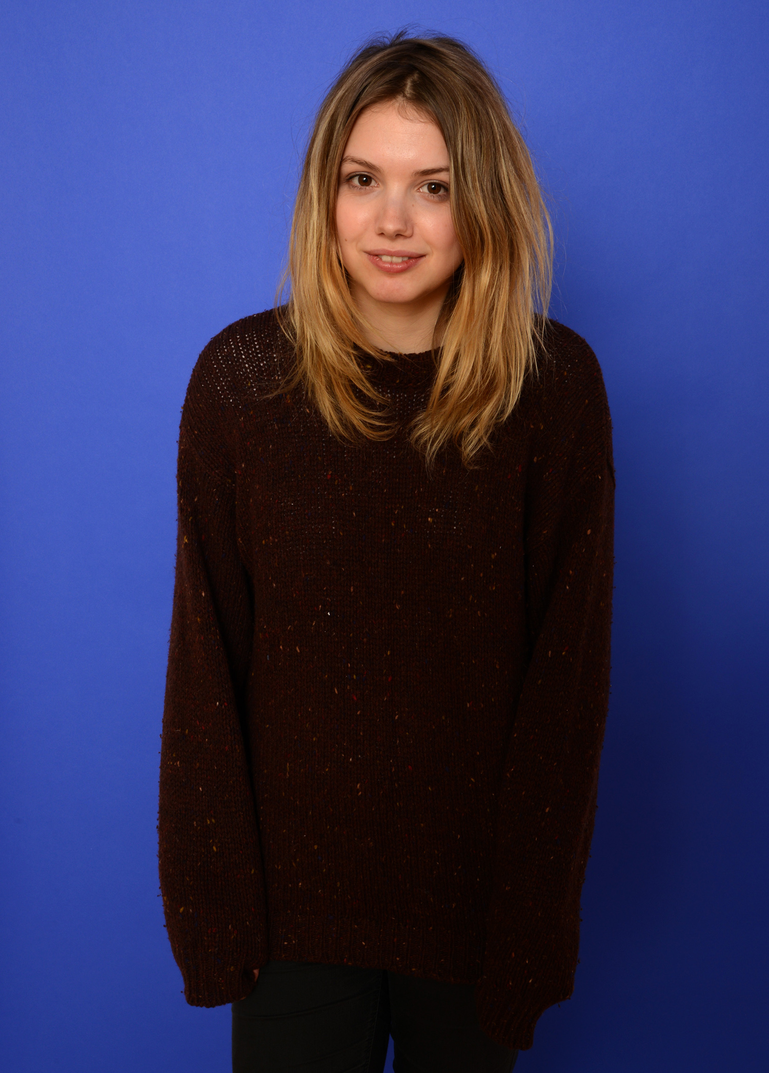 Hannah Murray Women Actress Brunette Long Hair Simple Background Sweater Blue Background Standing Wo 1500x2093
