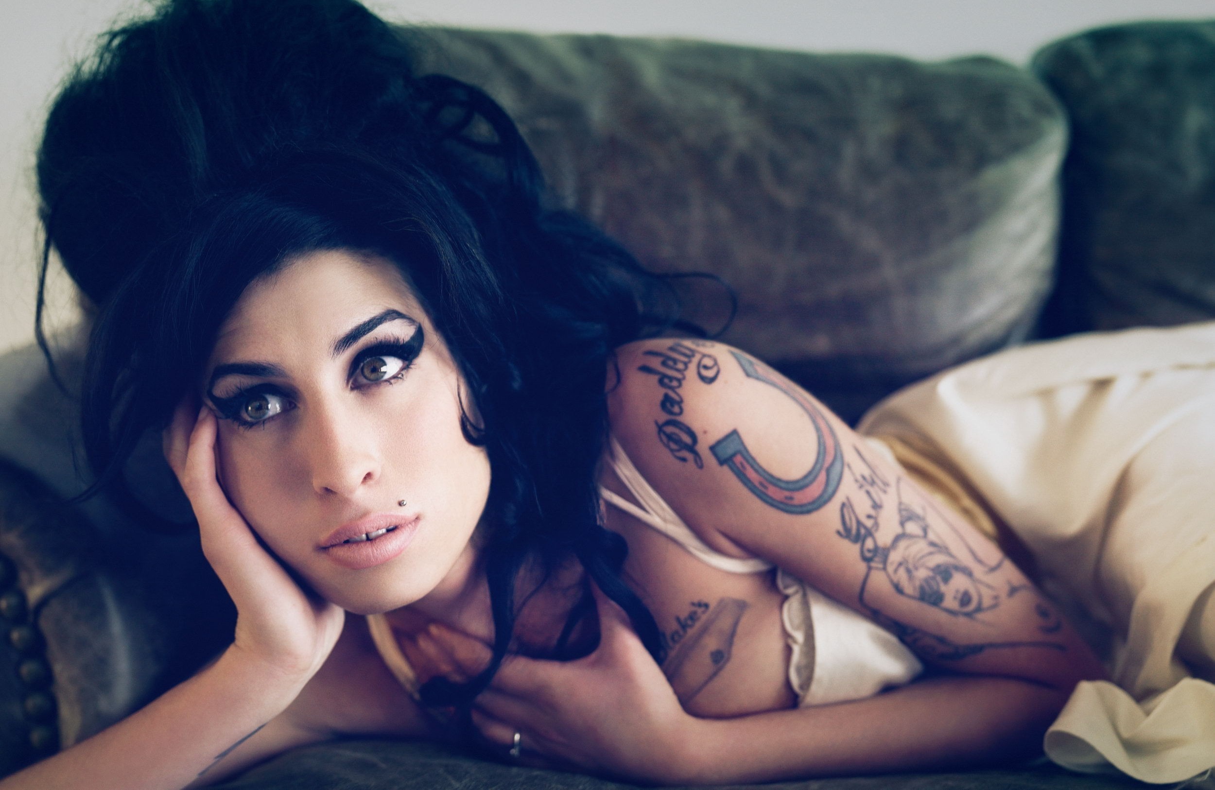 Amy Winehouse Women Singer 2500x1626