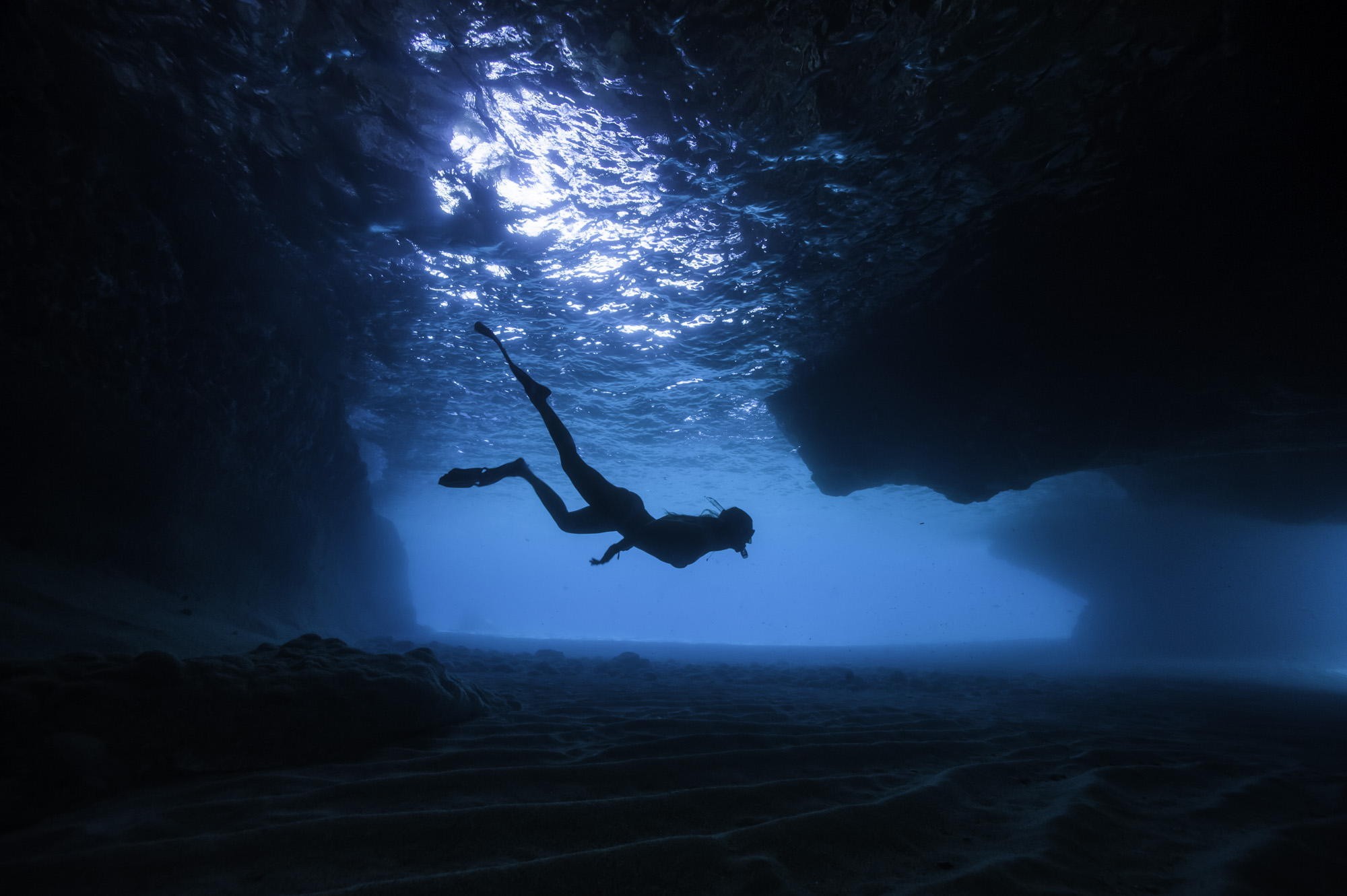 Women Underwater Diving Sea Dark Divers 2000x1331