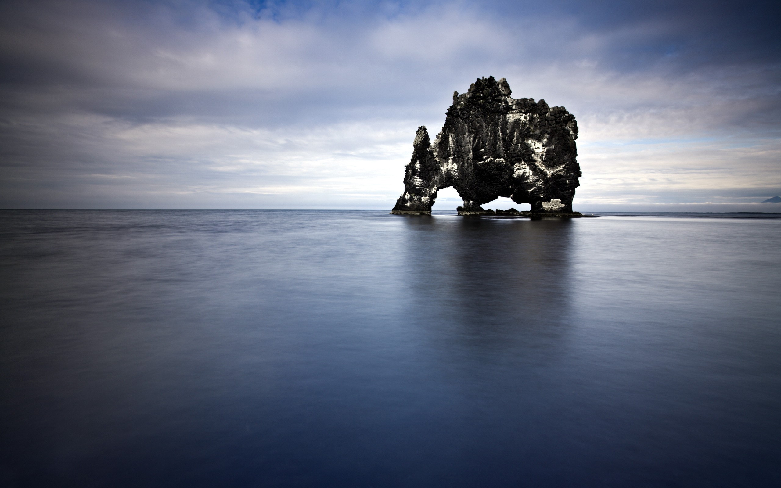 Landscape Sea Rock Formation Hvitserkur Iceland 2560x1600