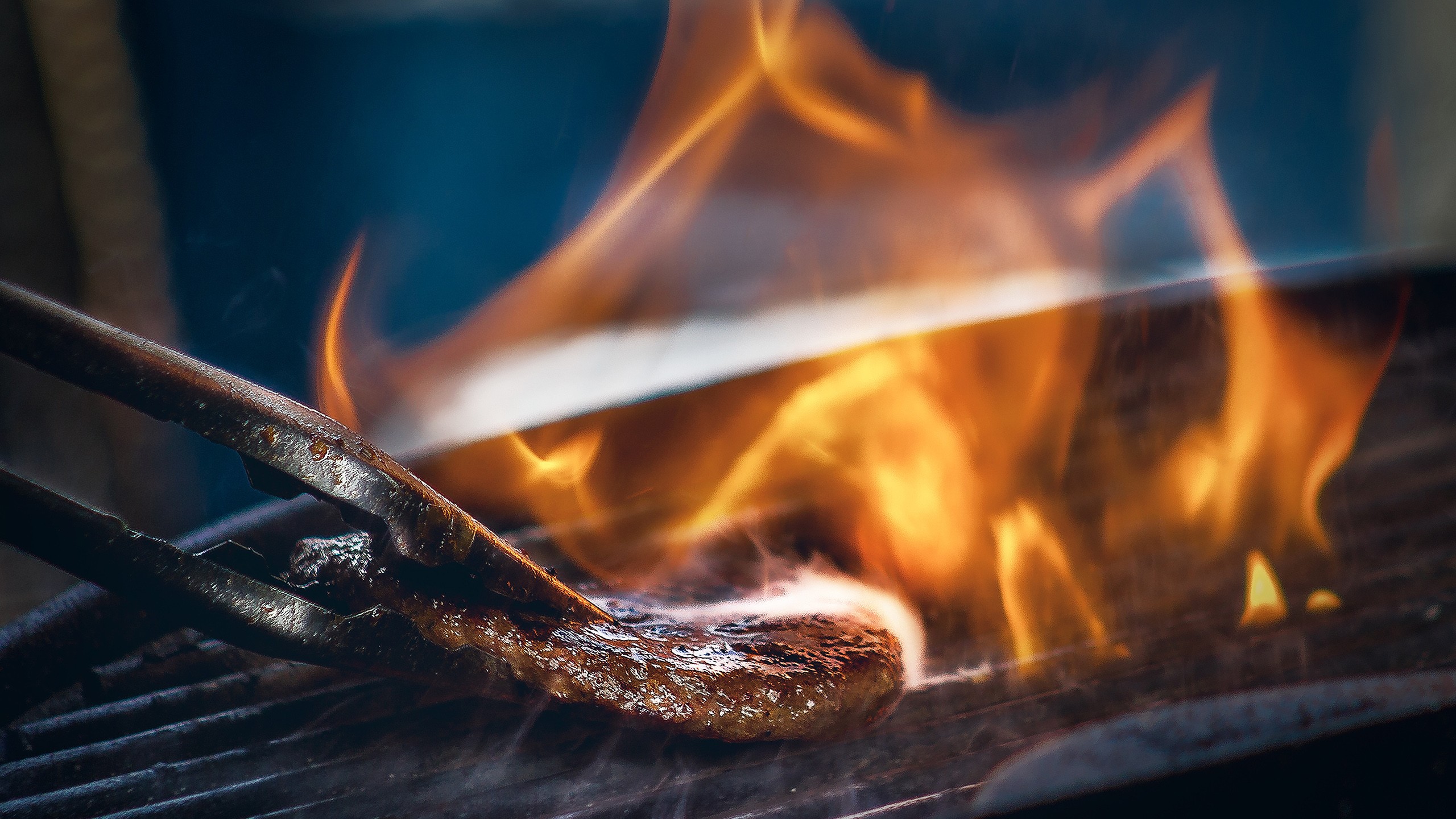 Steak Fire Animals Cow Flesh Muscles Death Barbecue Grill Closeup 2560x1440