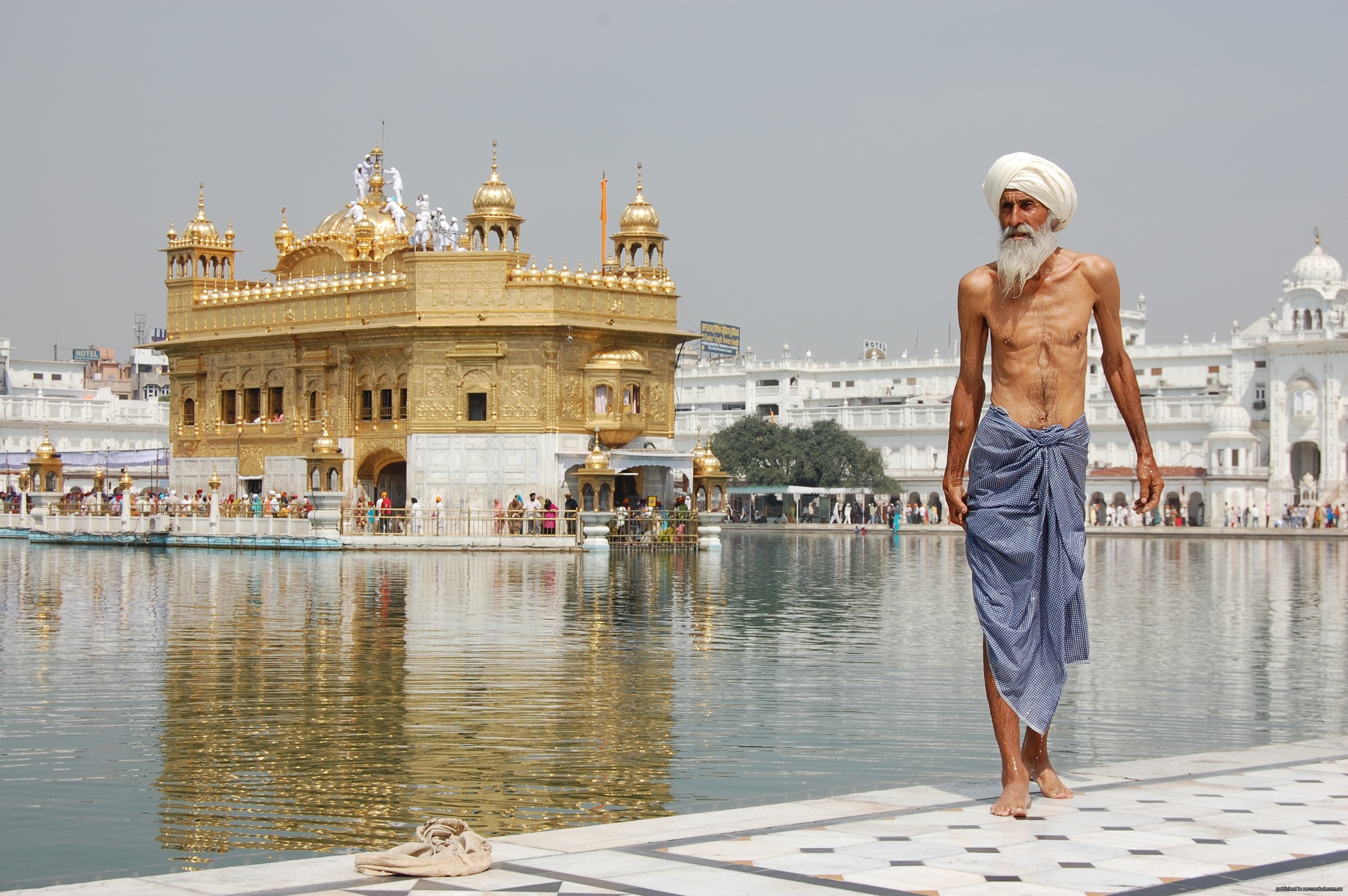 Men Old People India Shirtless Water Architecture Beards Barefoot People Crowds Gold Temple 3008x2000