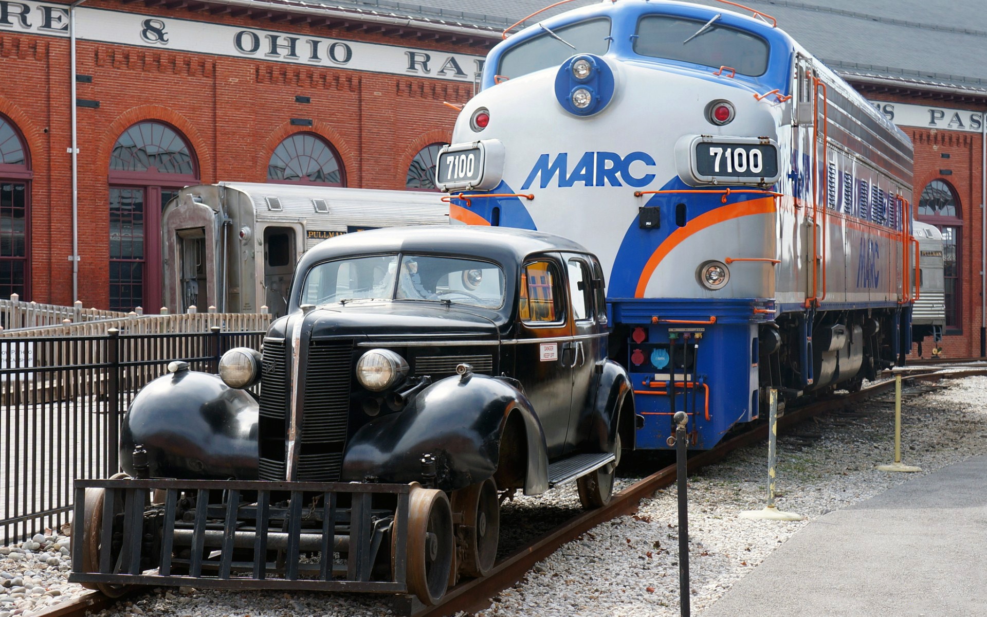 Train Railway Vehicle Old Car Oldtimers Classic Car Parking Lot Wheels Ohio USA Diesel Locomotive Bu 1920x1200