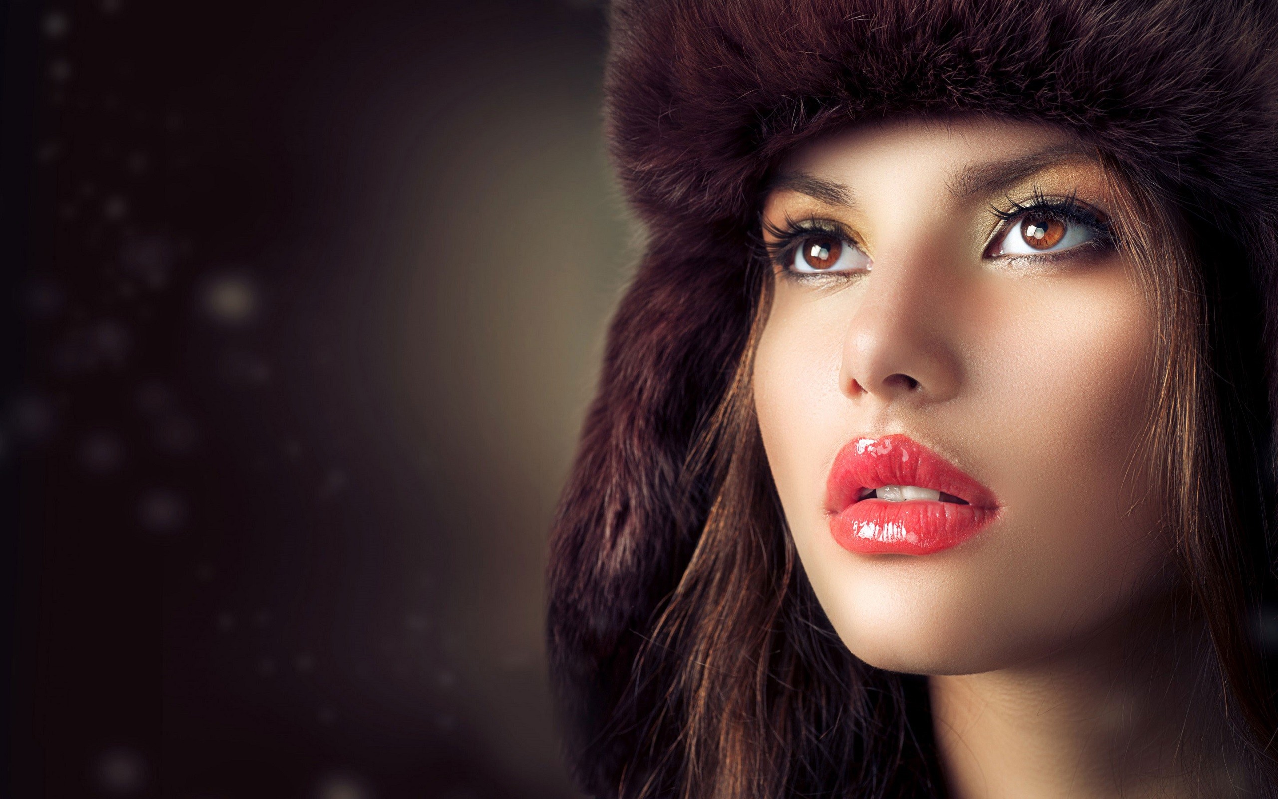 Women Face Hat Red Lipstick Brown Eyes Open Mouth Looking Away Looking Into The Distance Model Brune 2560x1600