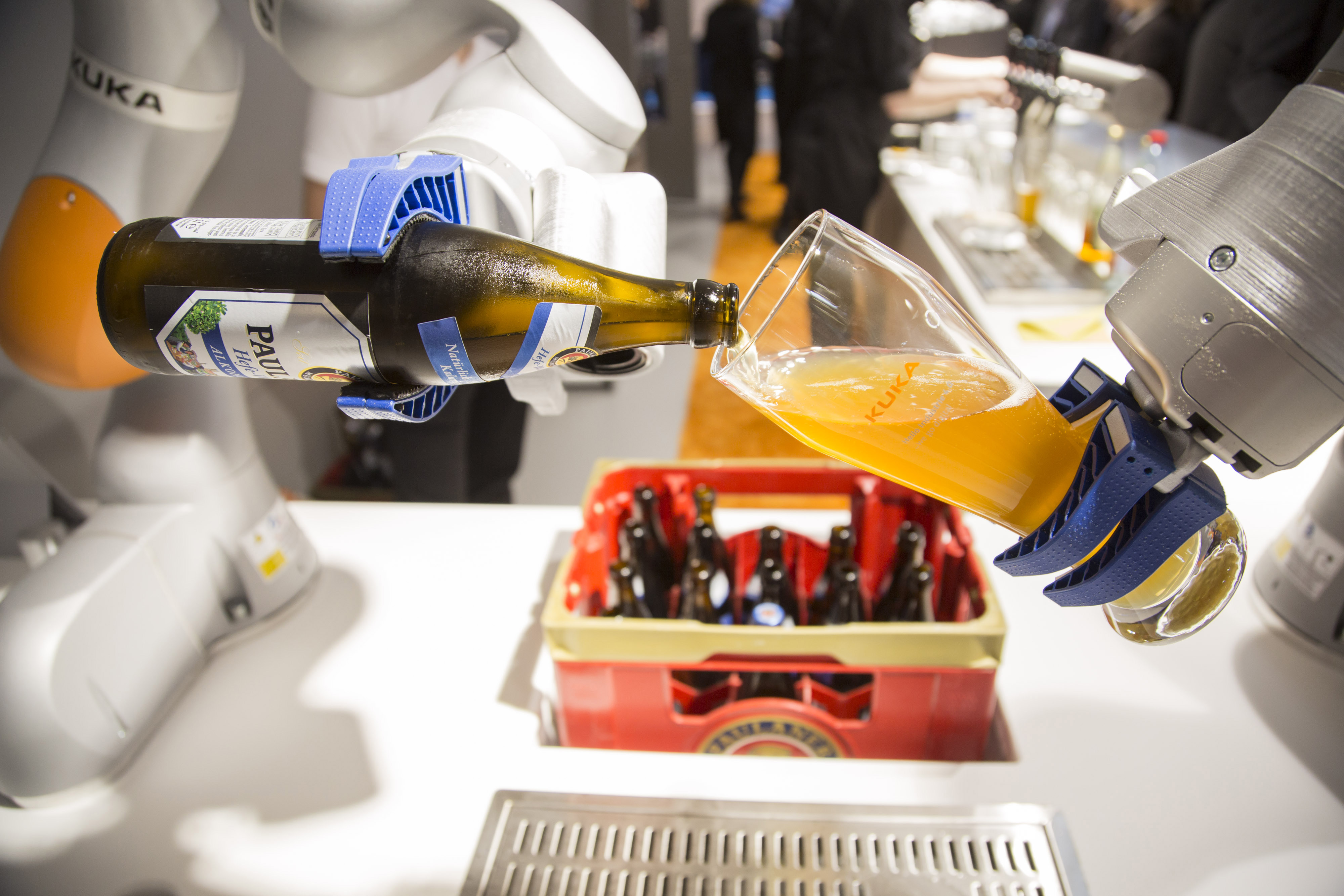 Robot Technology KUKA Drinking Glass Glass Beer Cold Bottles Bar 4000x2667