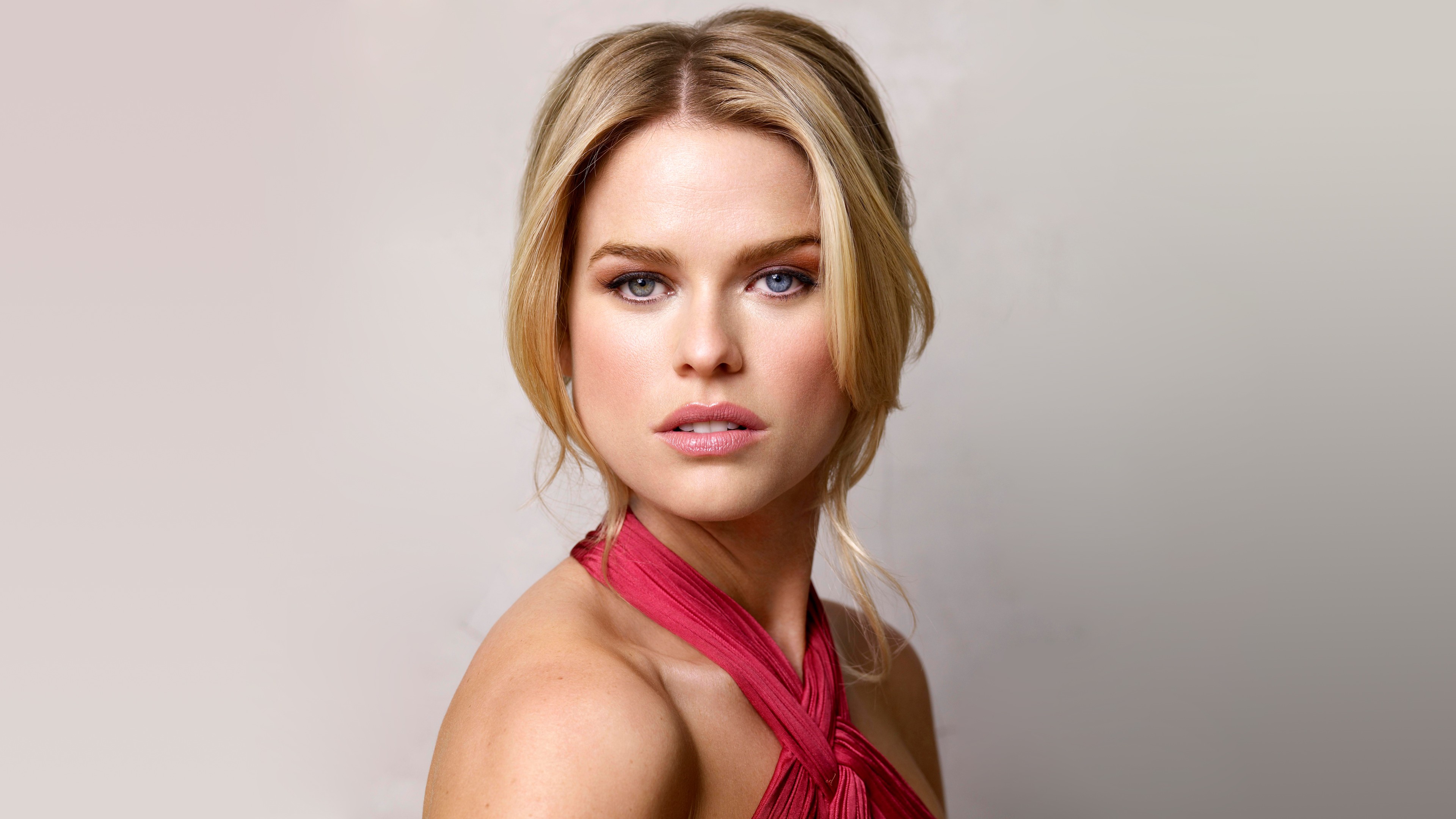 Alice Eve Blonde Actress Simple Background Heterochromia Blue Eyes Green Eyes British 3840x2160