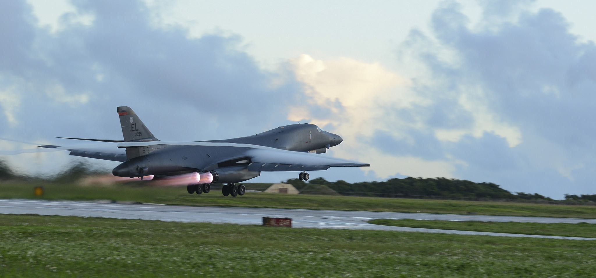 US Air Force Rockwell B 1 Lancer Warplanes 2048x956