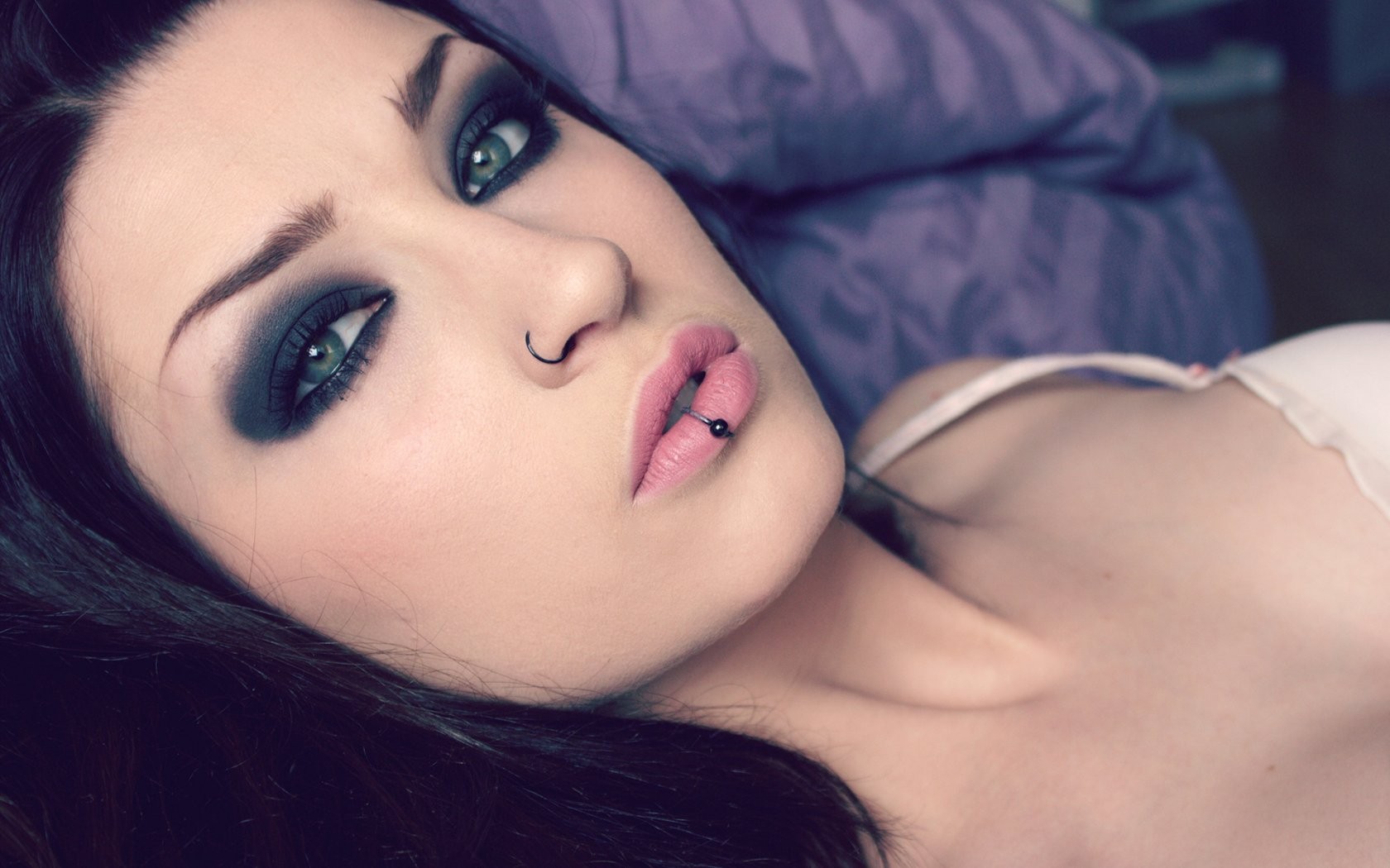 Women Nose Rings Pierced Lip Niky Von Macabre Eyes Model Lolina Green Smoky Eyes BloodViktoria 1680x1050