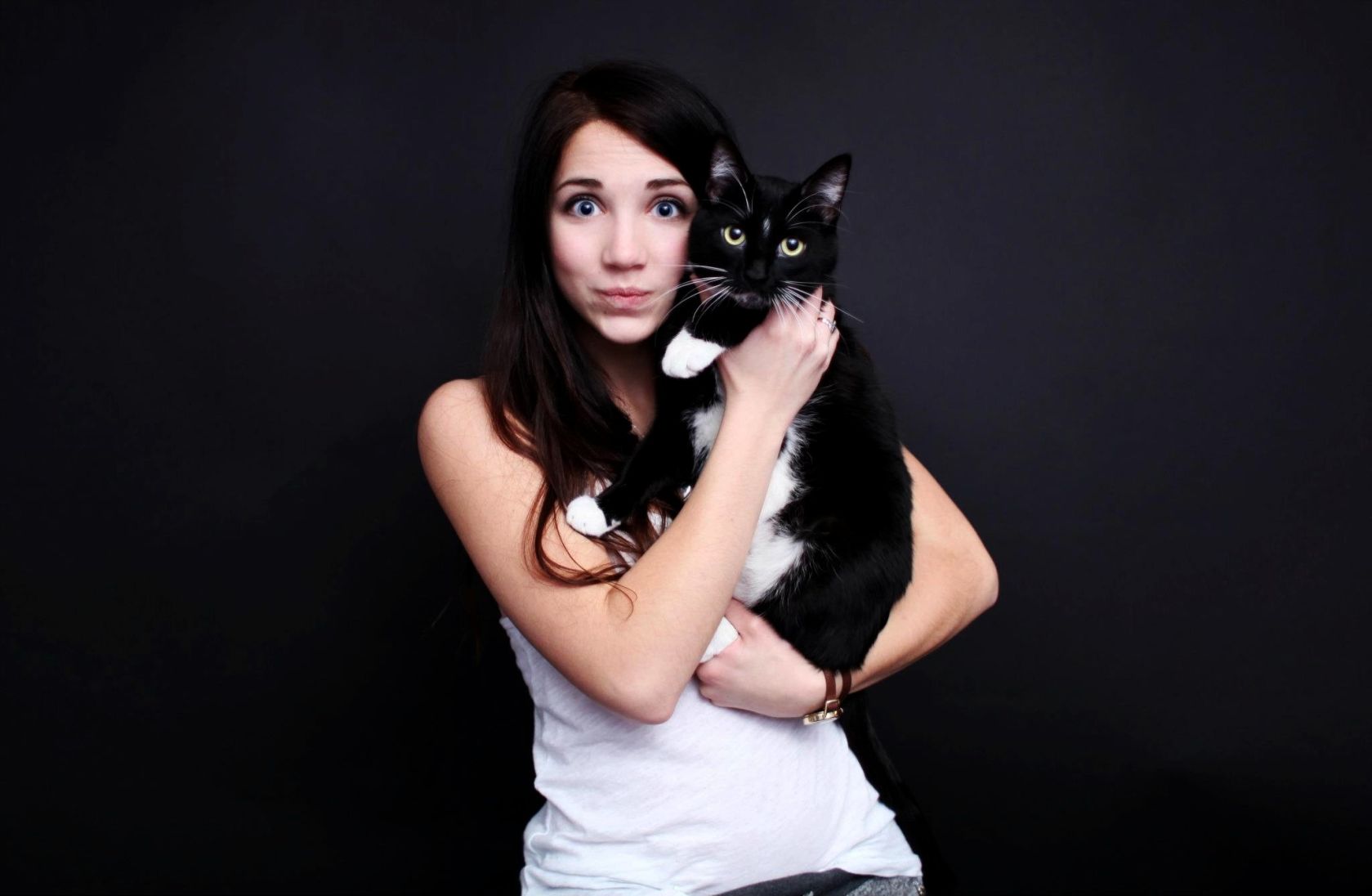 Emily Rudd Model Brunette Women Cats Looking At Viewer Blue Eyes White Tops 1679x1096