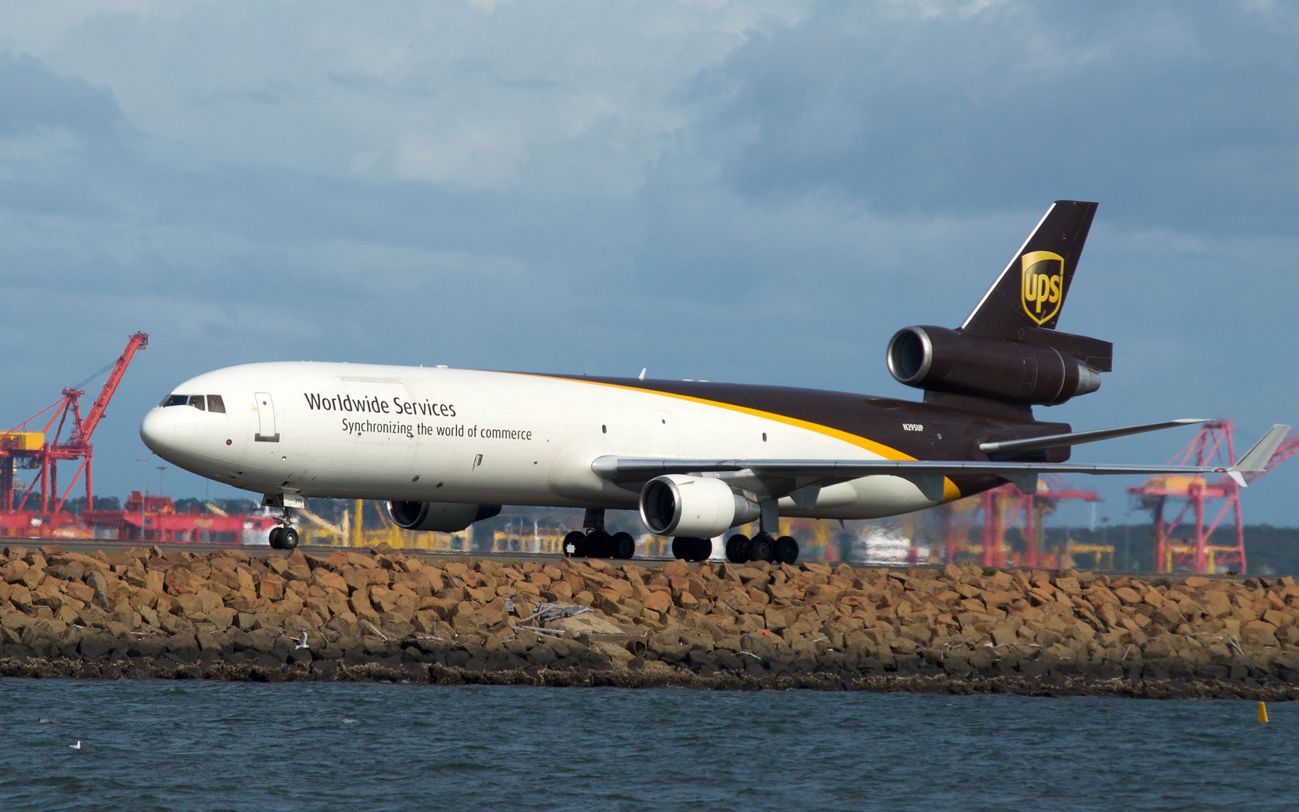 Md 11 Aircraft Cargo Runway 2560x1600