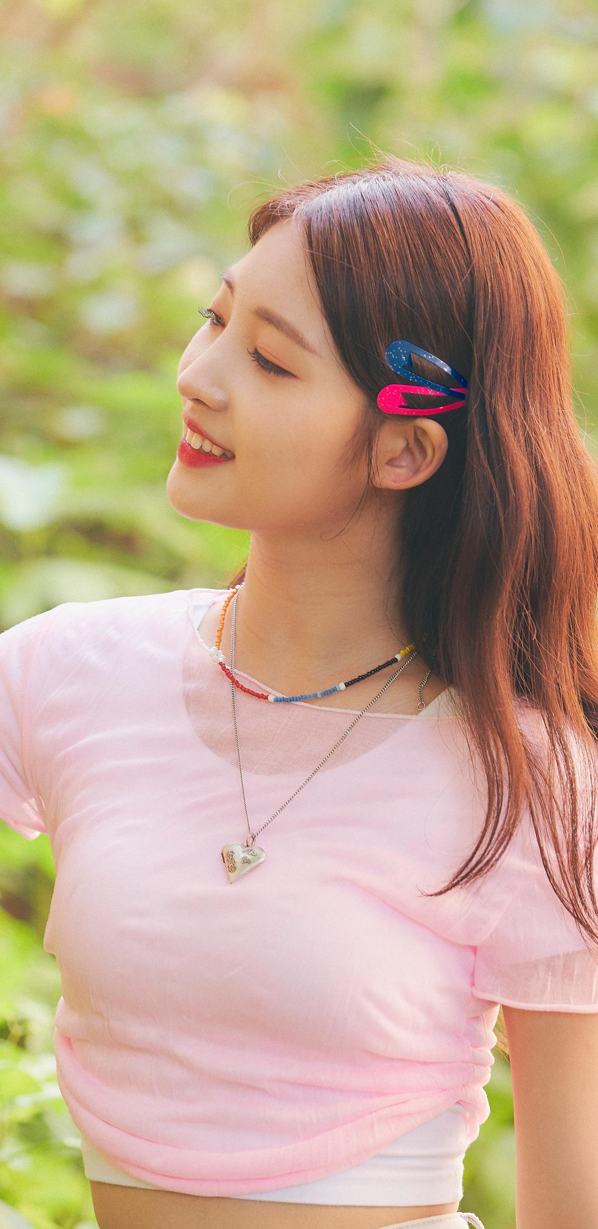 EVERGLOW K Pop Sihyeon Kim Sihyeon Anime Girls Smiling Necklace Red Lipstick Women Outdoors 1200x2467