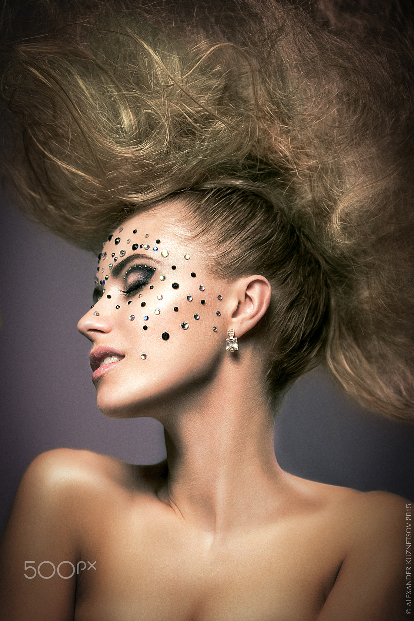Alexander Kuznetsov Women Brunette Portrait Makeup Bare Shoulders Simple Background Jewelry Eyeshado 1366x2048