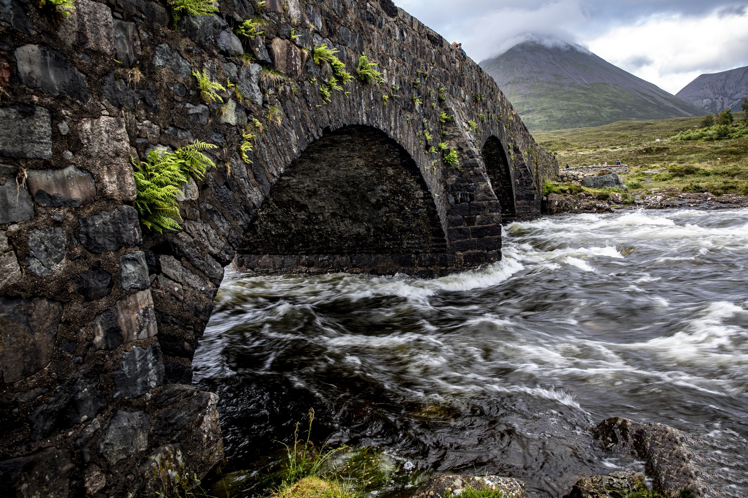 Outdoors Water Bridge Stone Arch Wet River 2560x1707