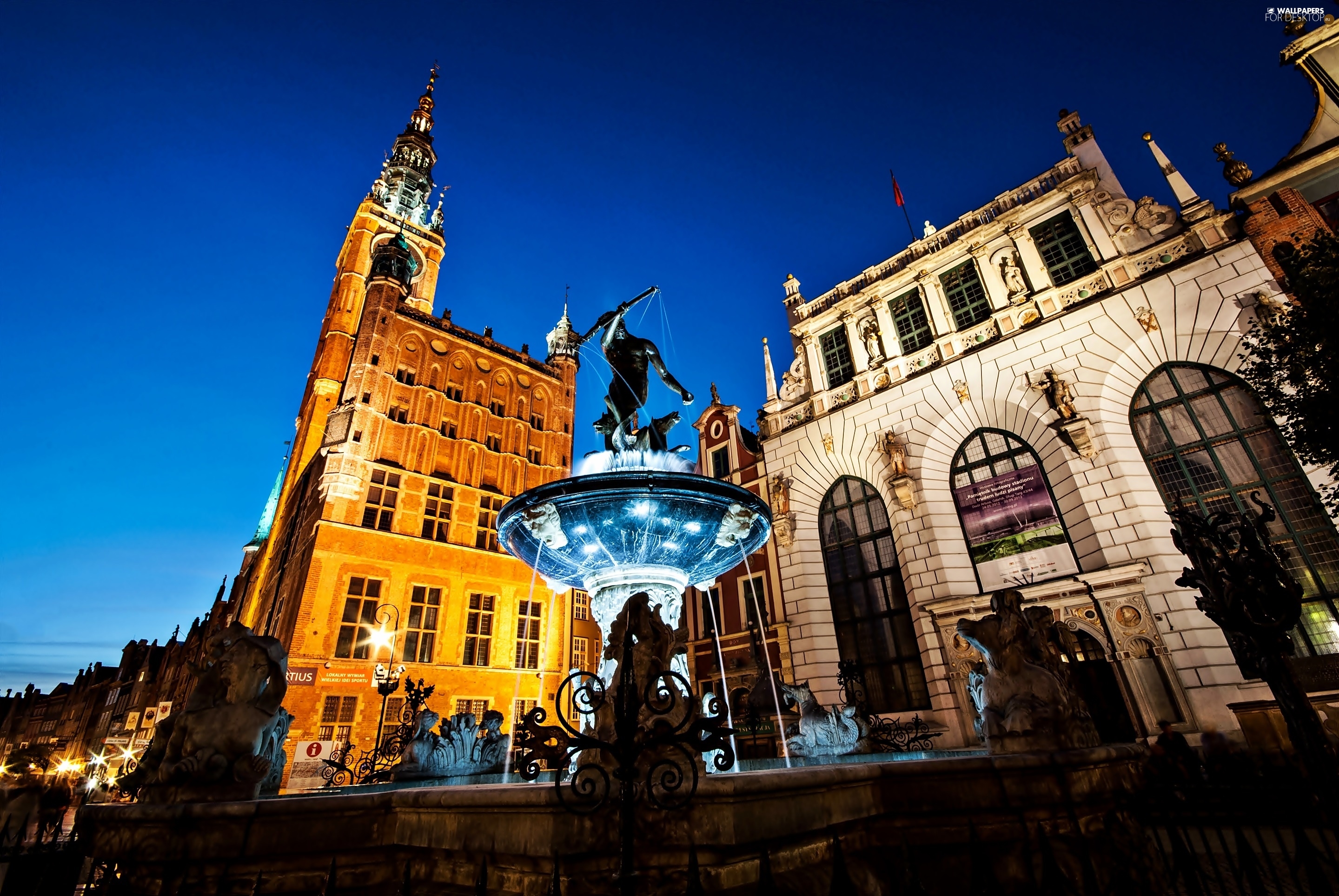 Gda Sk Poland Polish City Hall Fountain Low Angle 2880x1928