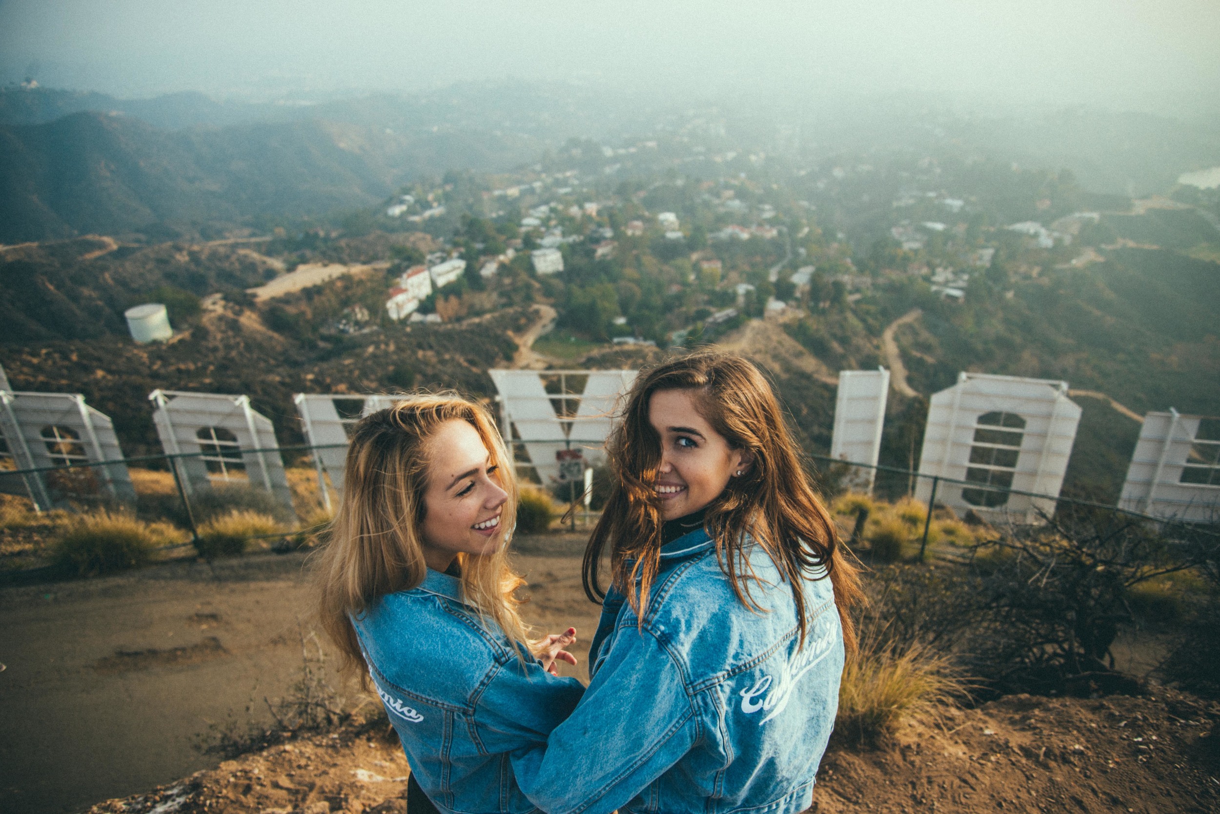 Hollywood Sign Women Women Outdoors Looking At Viewer Smiling Long Hair 2500x1669