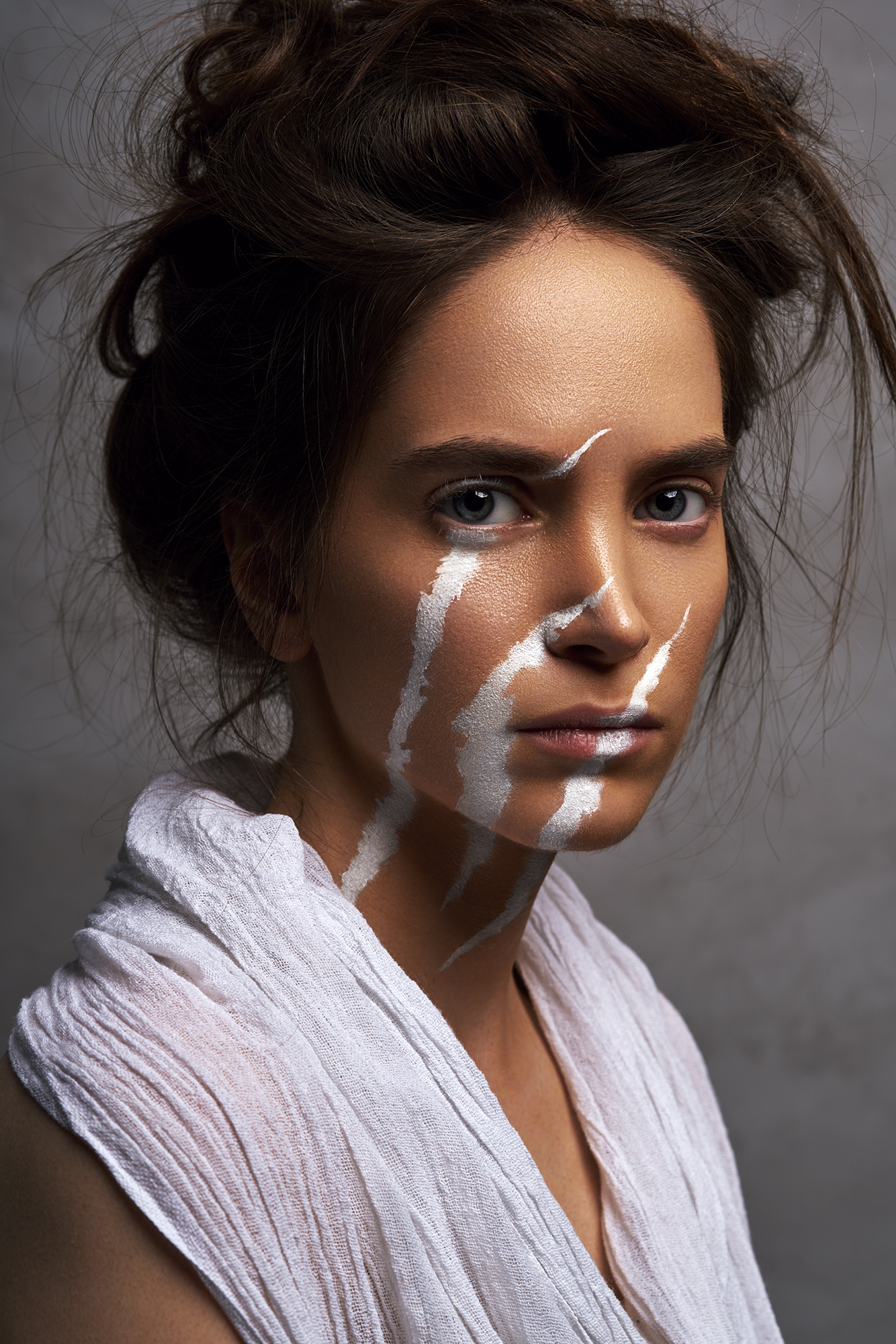 Naderi Peyman Women Brunette Messy Hair Blue Eyes Looking At Viewer Makeup Eyeliner Face Paint White 1334x2000