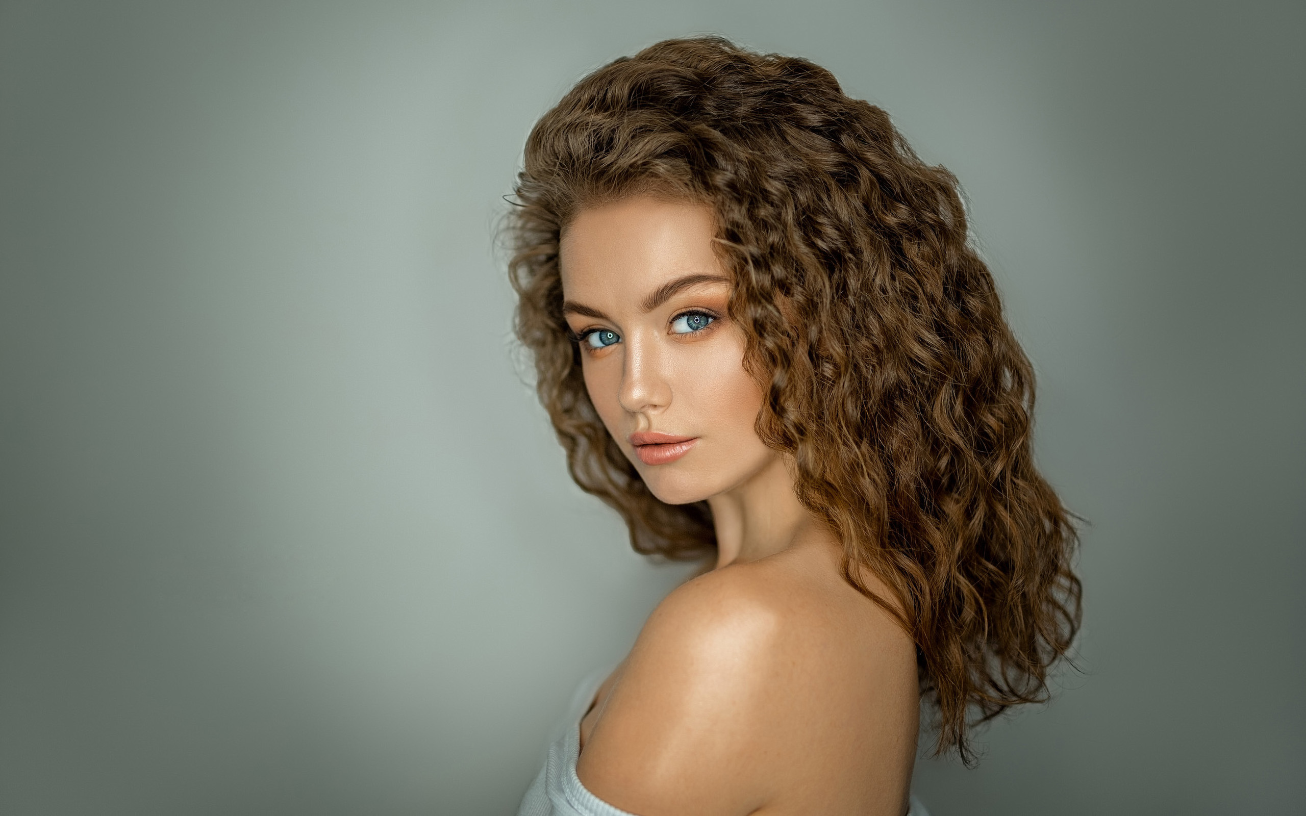 Women Face Grigoriy Lifin Simple Background Bare Shoulders Portrait Curly Hair Blue Eyes Alina Zasla 2560x1600