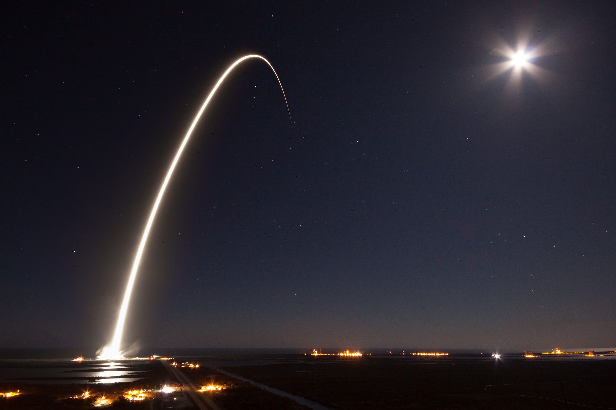 SpaceX Rocket Sun Rays Night Fire Launching Long Exposure 2048x1365